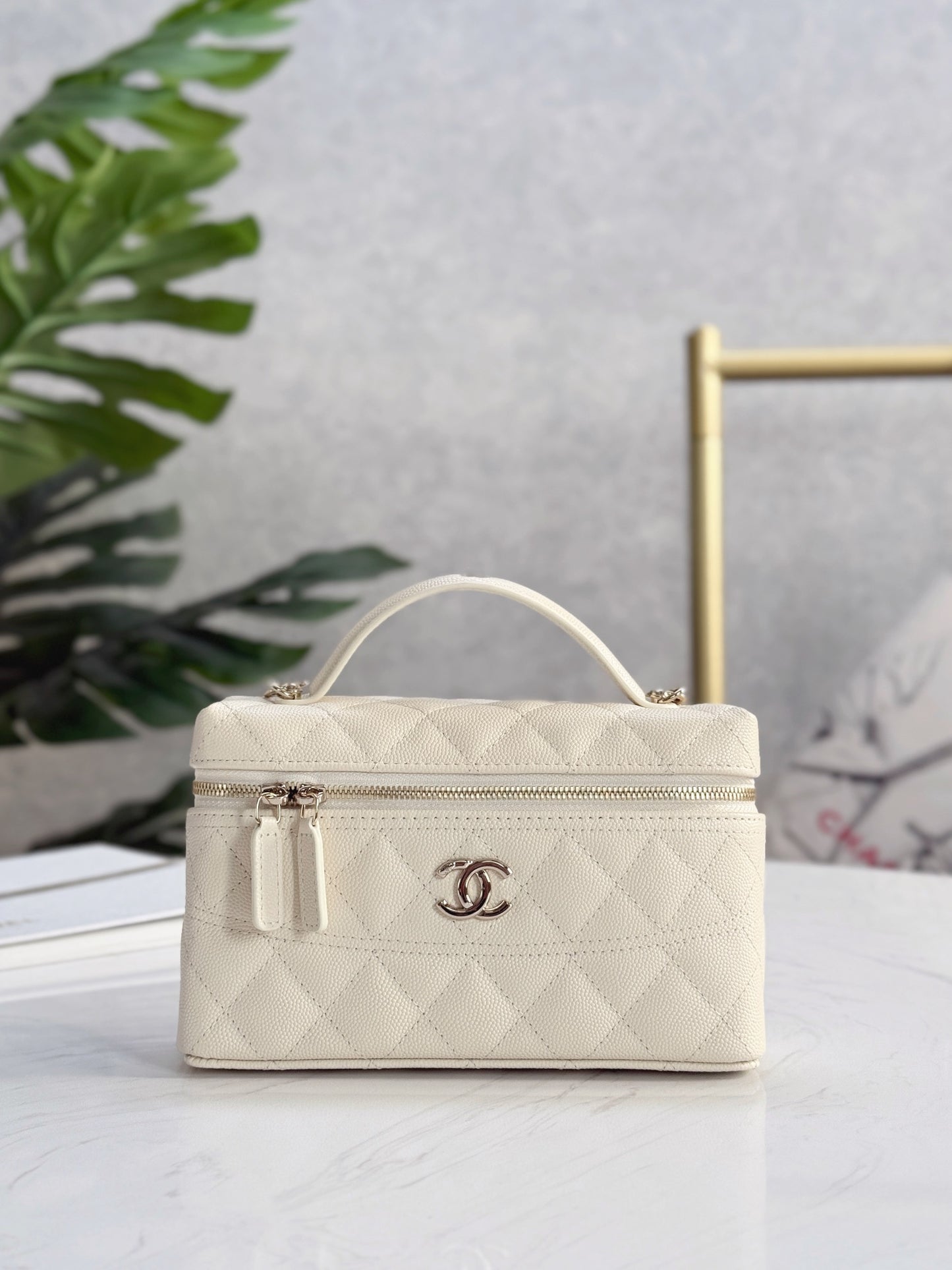 Chanel25C hand chain cosmetic bag