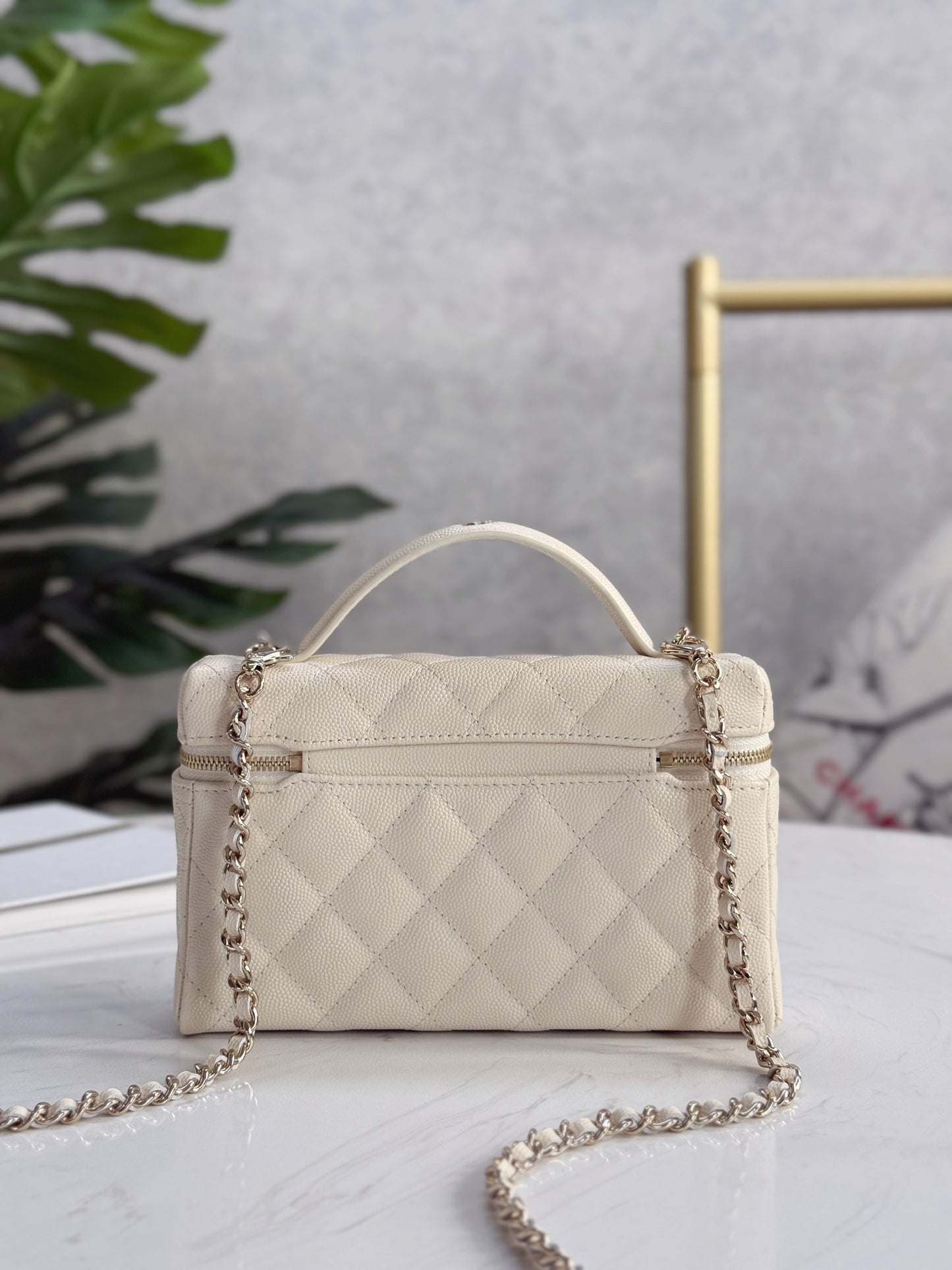 Chanel25C hand chain cosmetic bag