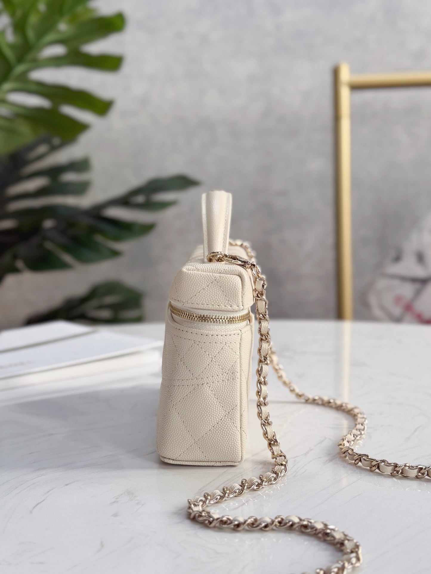 Chanel25C hand chain cosmetic bag