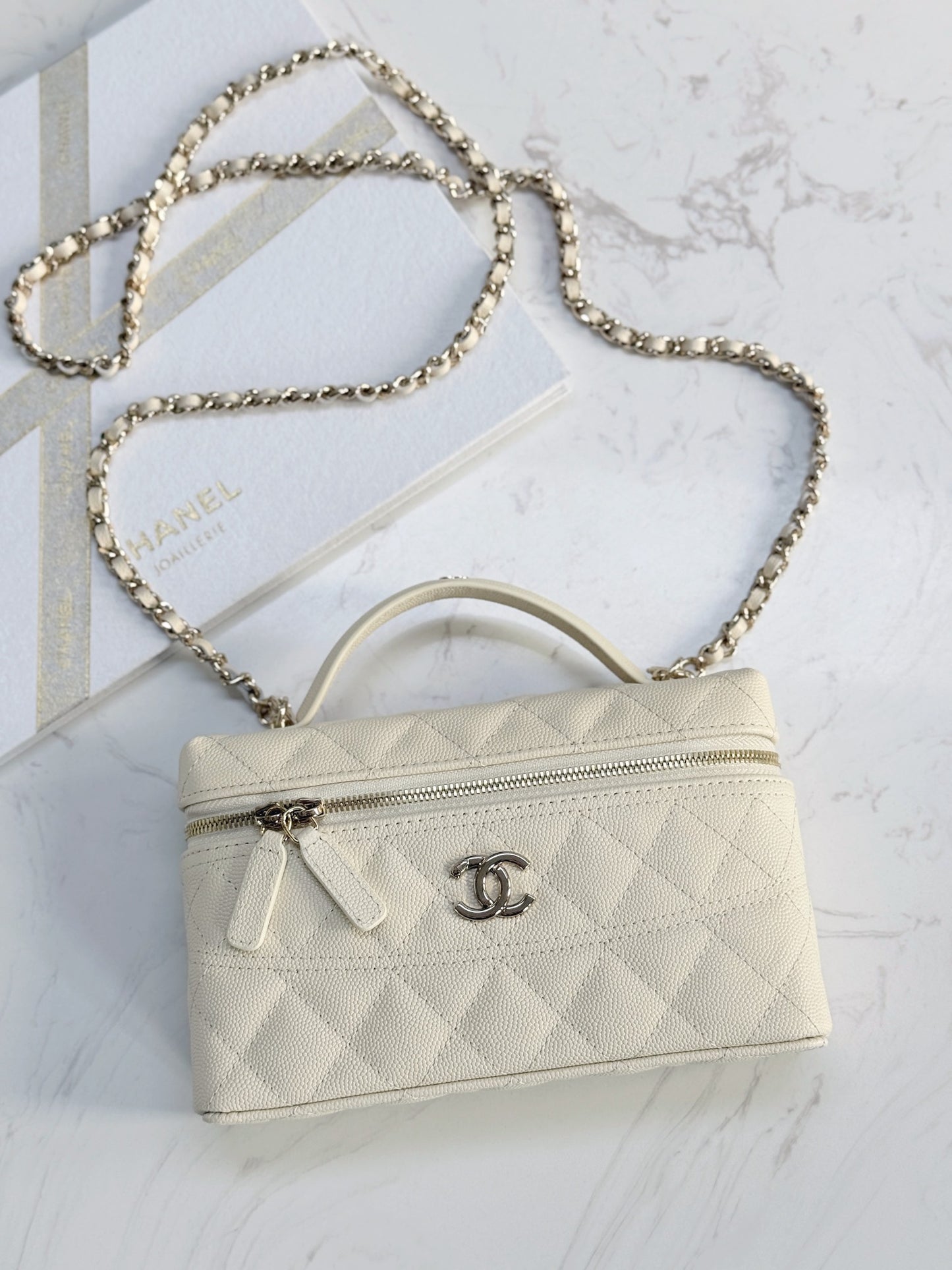 Chanel25C hand chain cosmetic bag