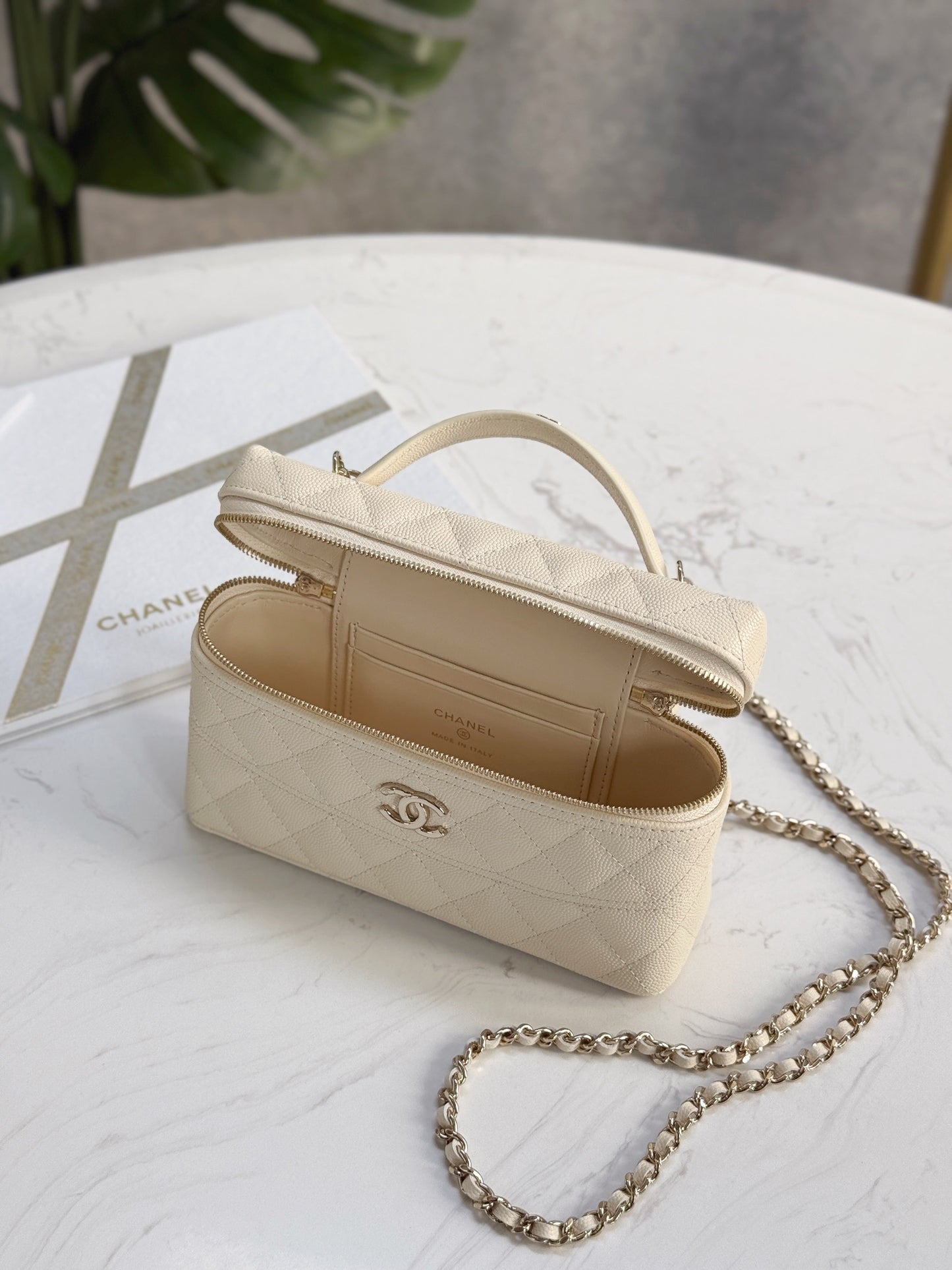 Chanel25C hand chain cosmetic bag