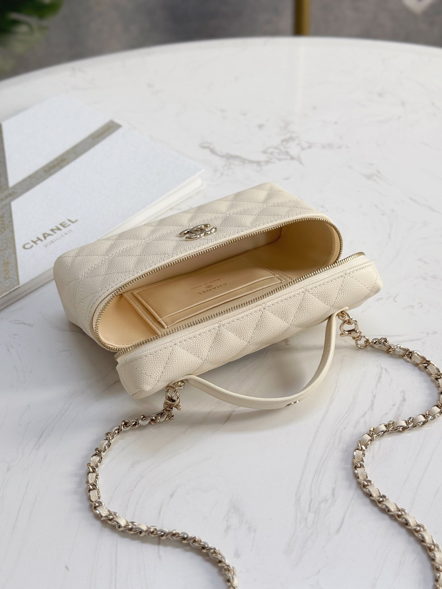 Chanel25C hand chain cosmetic bag
