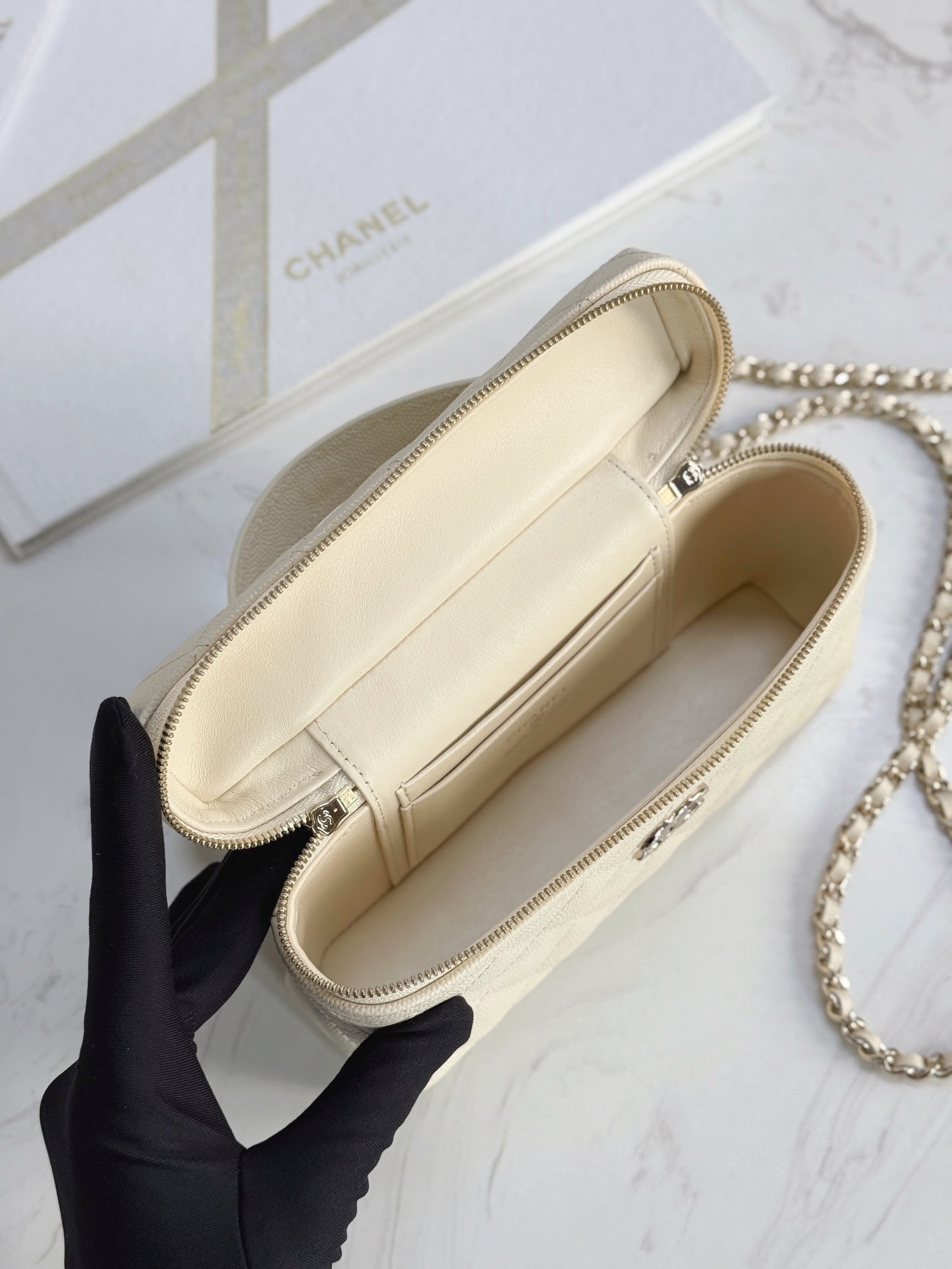 Chanel25C hand chain cosmetic bag