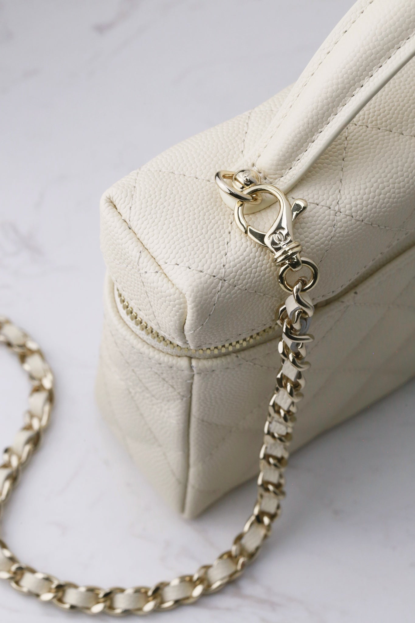 Chanel25C hand chain cosmetic bag