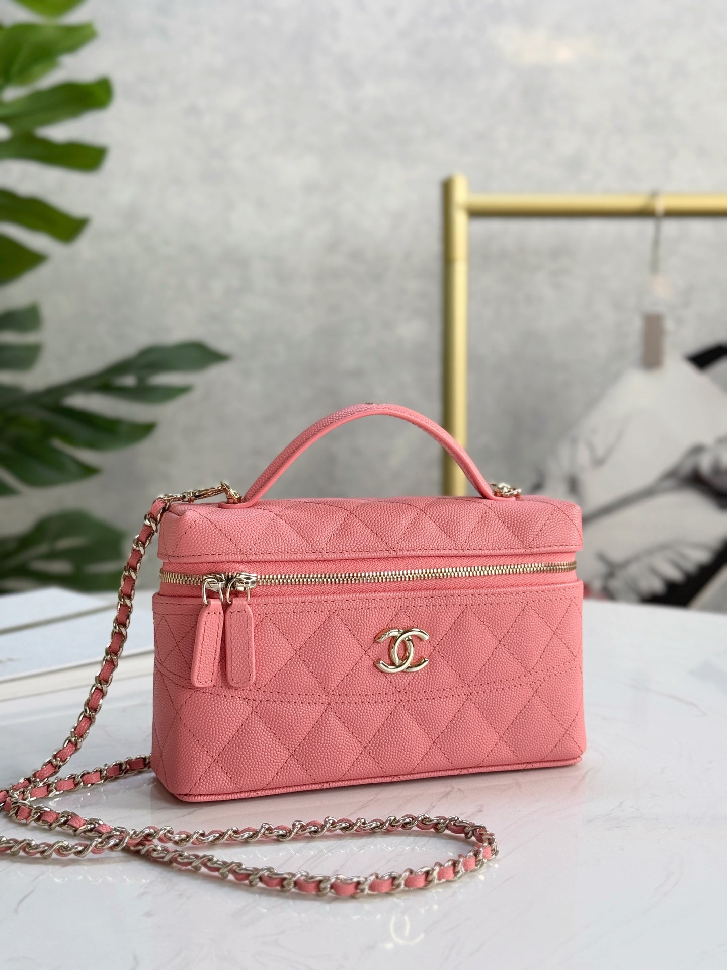 Chanel25C hand chain cosmetic bag