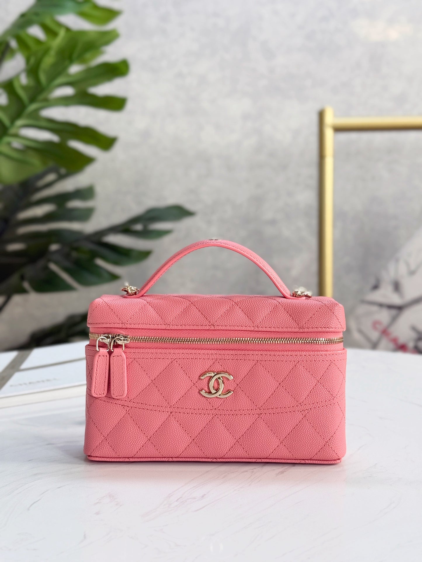 Chanel25C hand chain cosmetic bag