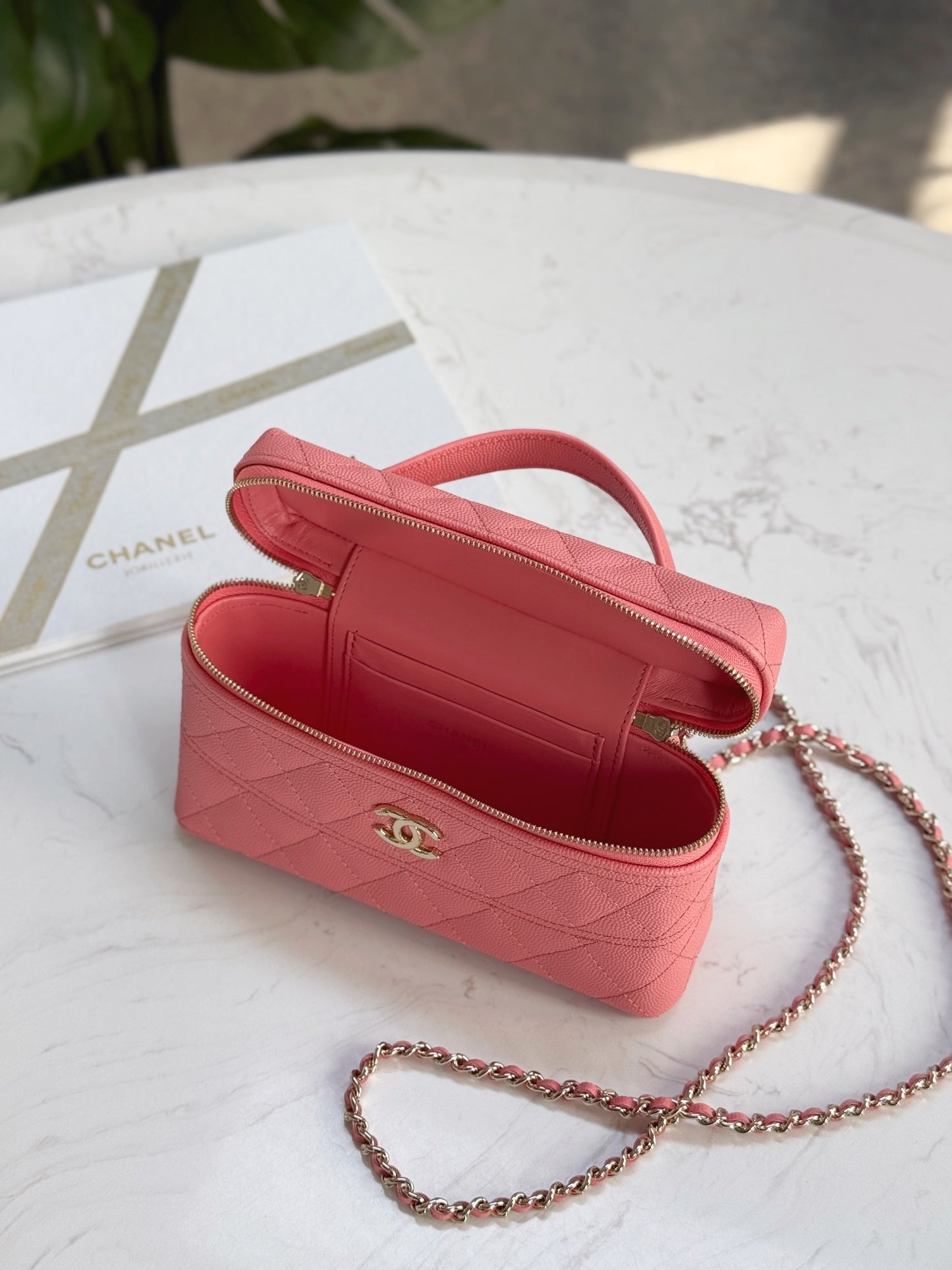 Chanel25C hand chain cosmetic bag