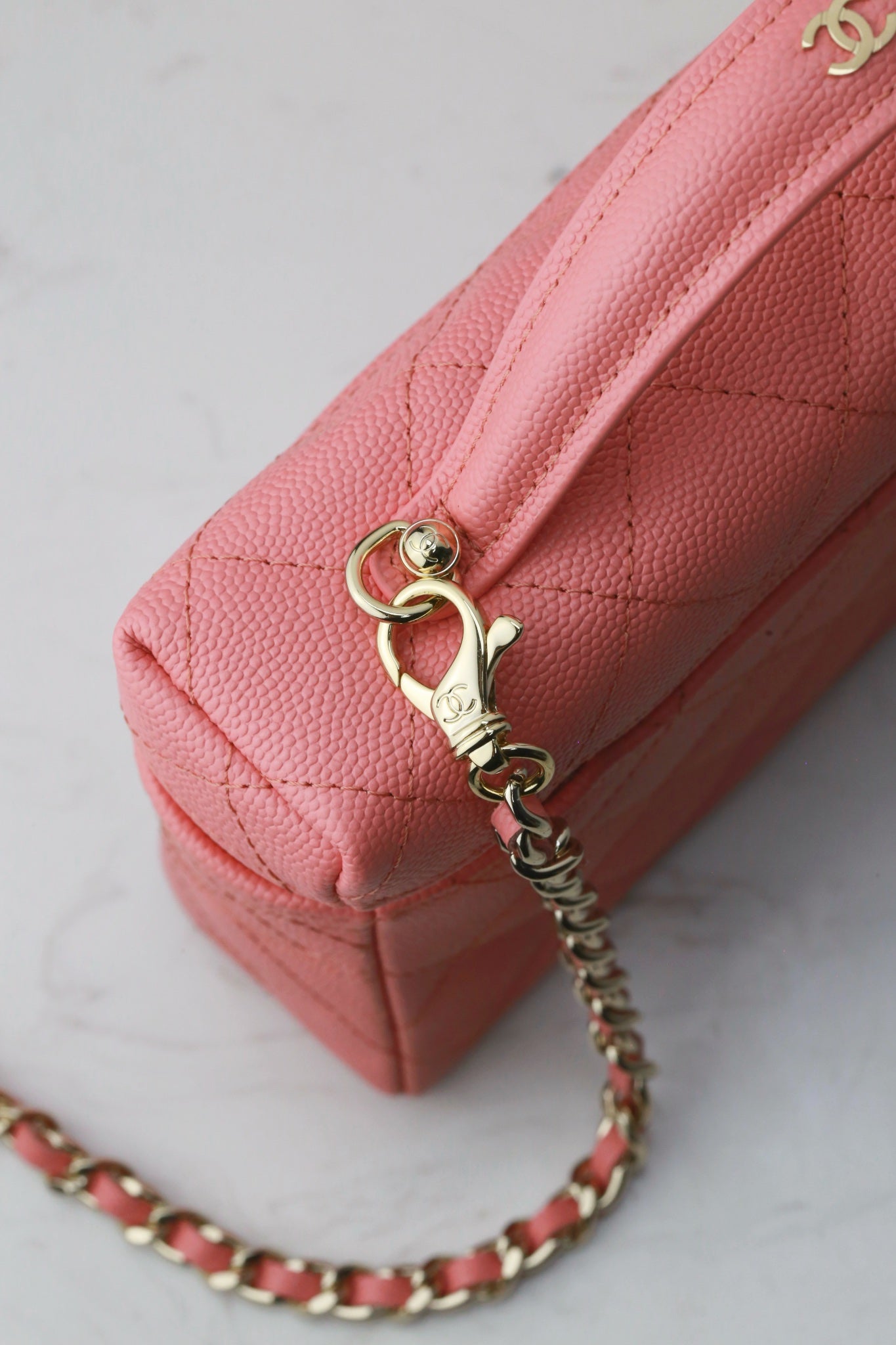 Chanel25C hand chain cosmetic bag