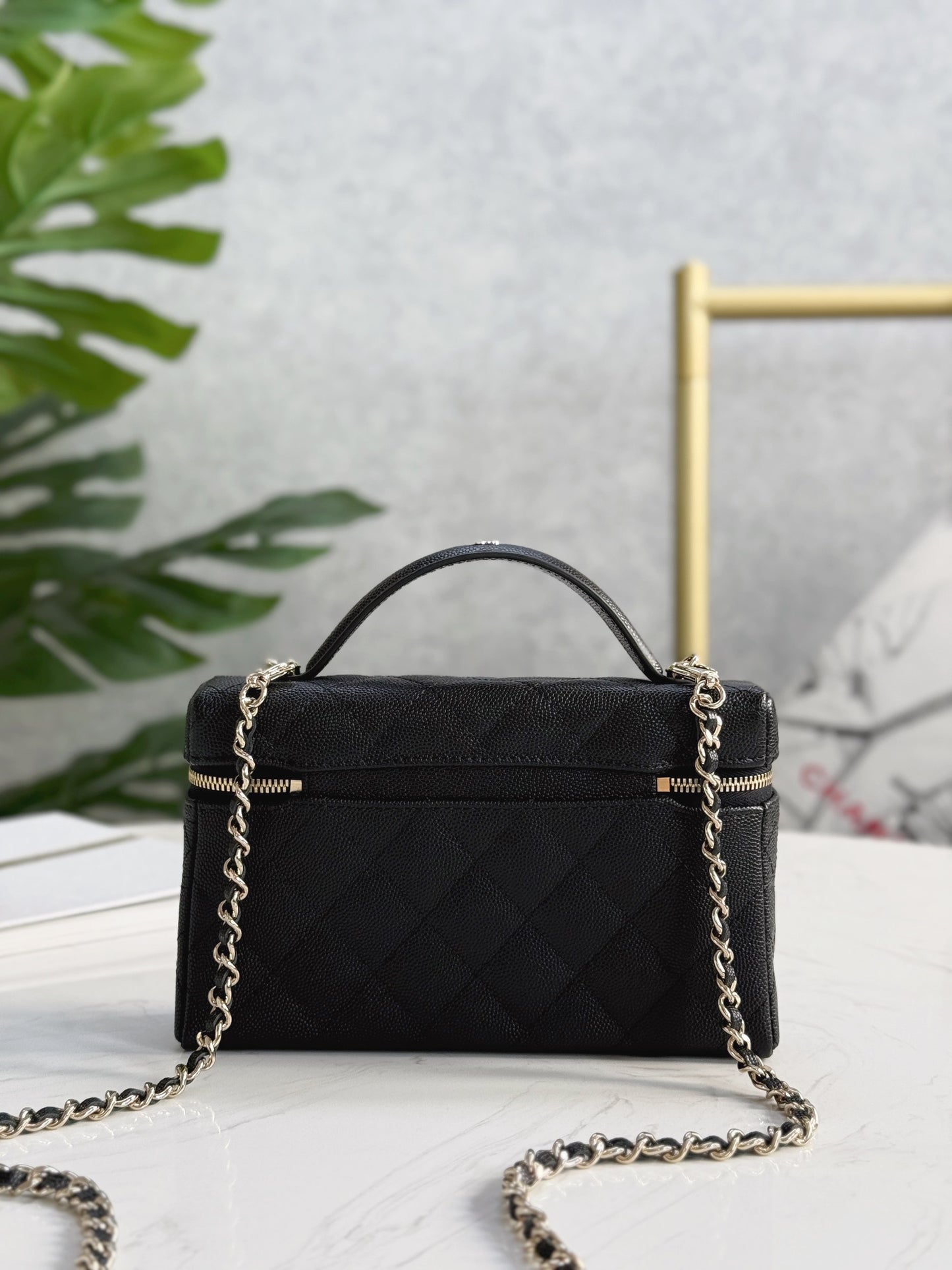 Chanel25C hand chain cosmetic bag