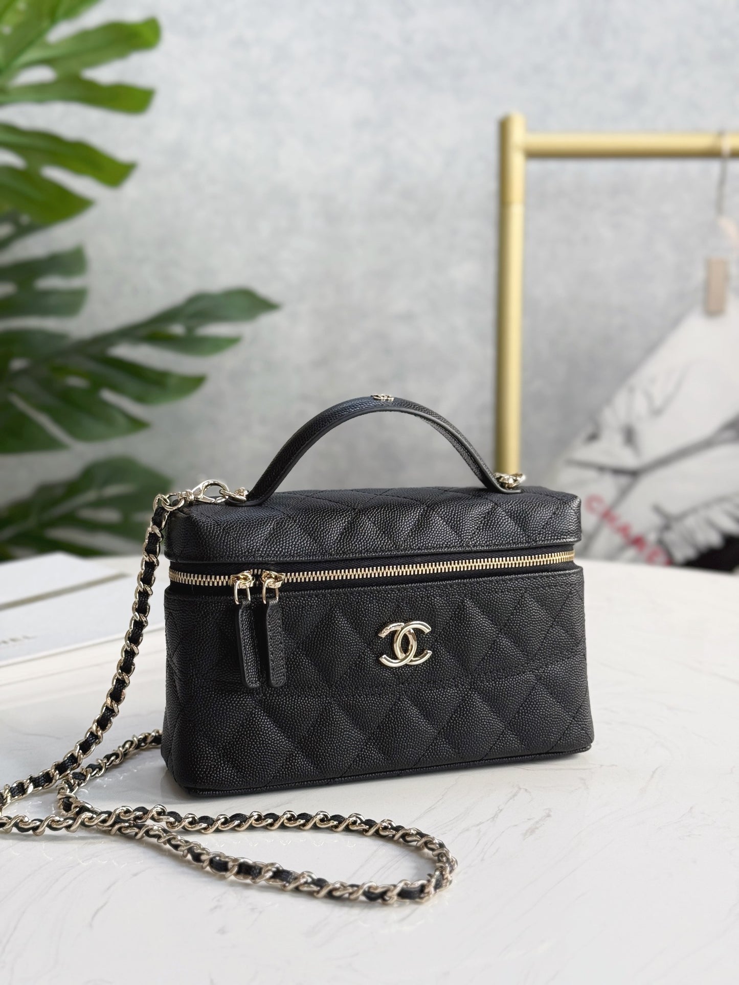 Chanel25C hand chain cosmetic bag