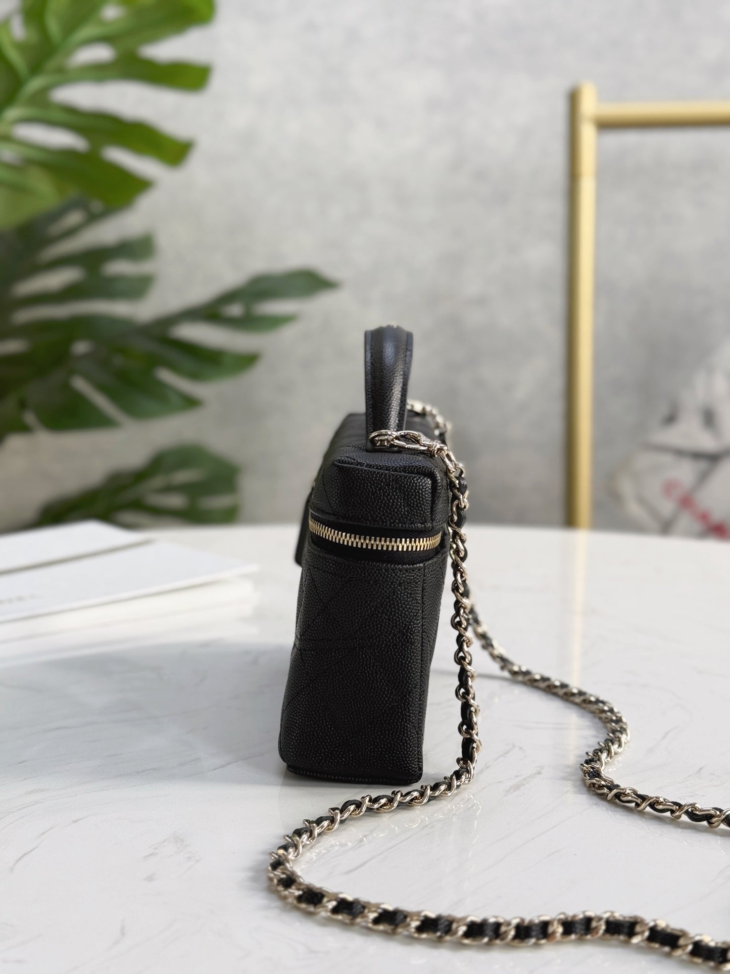 Chanel25C hand chain cosmetic bag