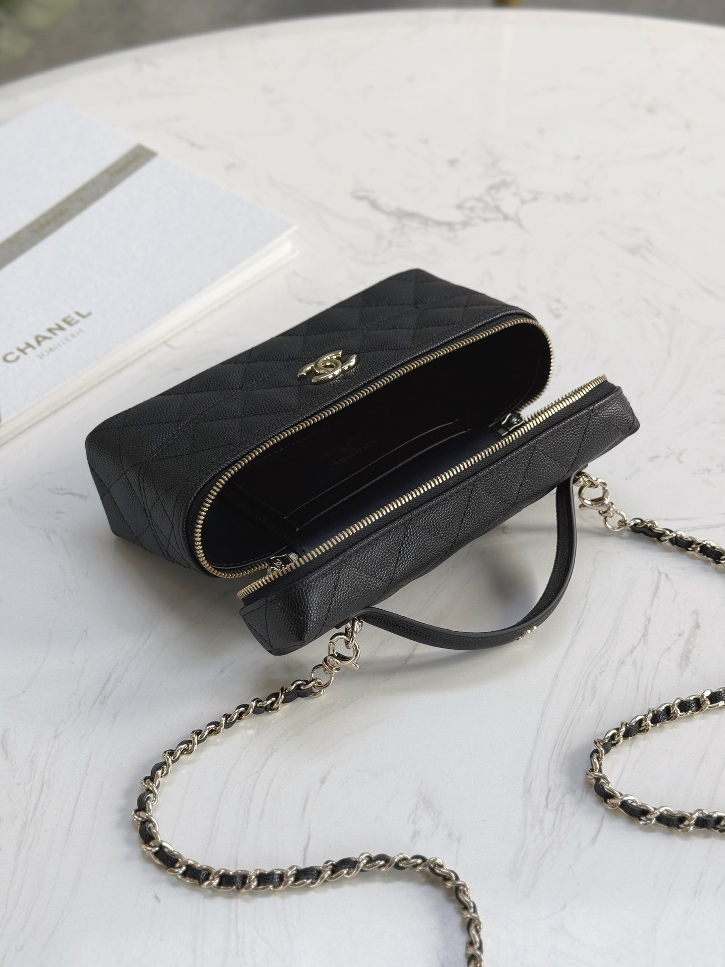 Chanel25C hand chain cosmetic bag