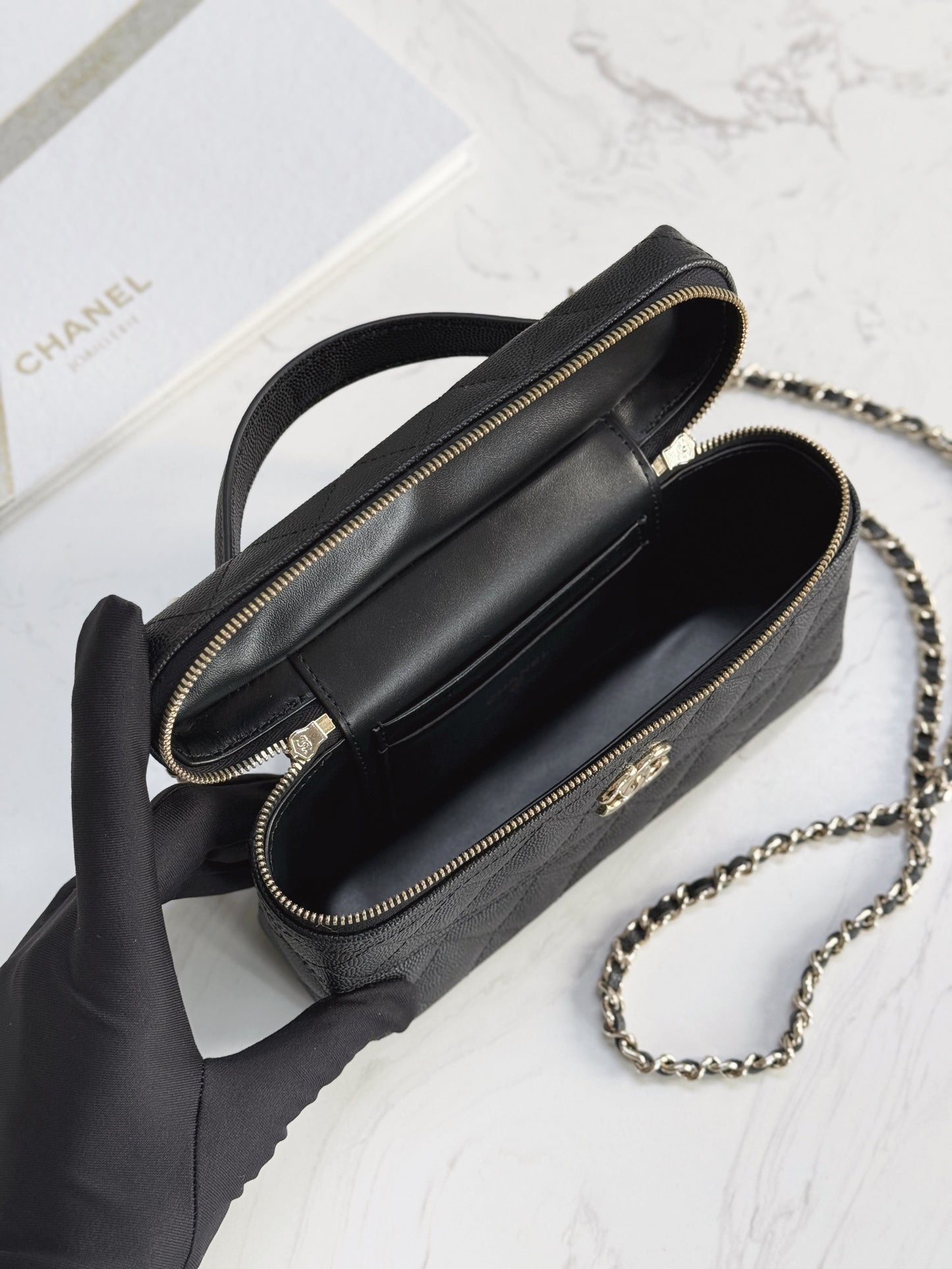 Chanel25C hand chain cosmetic bag