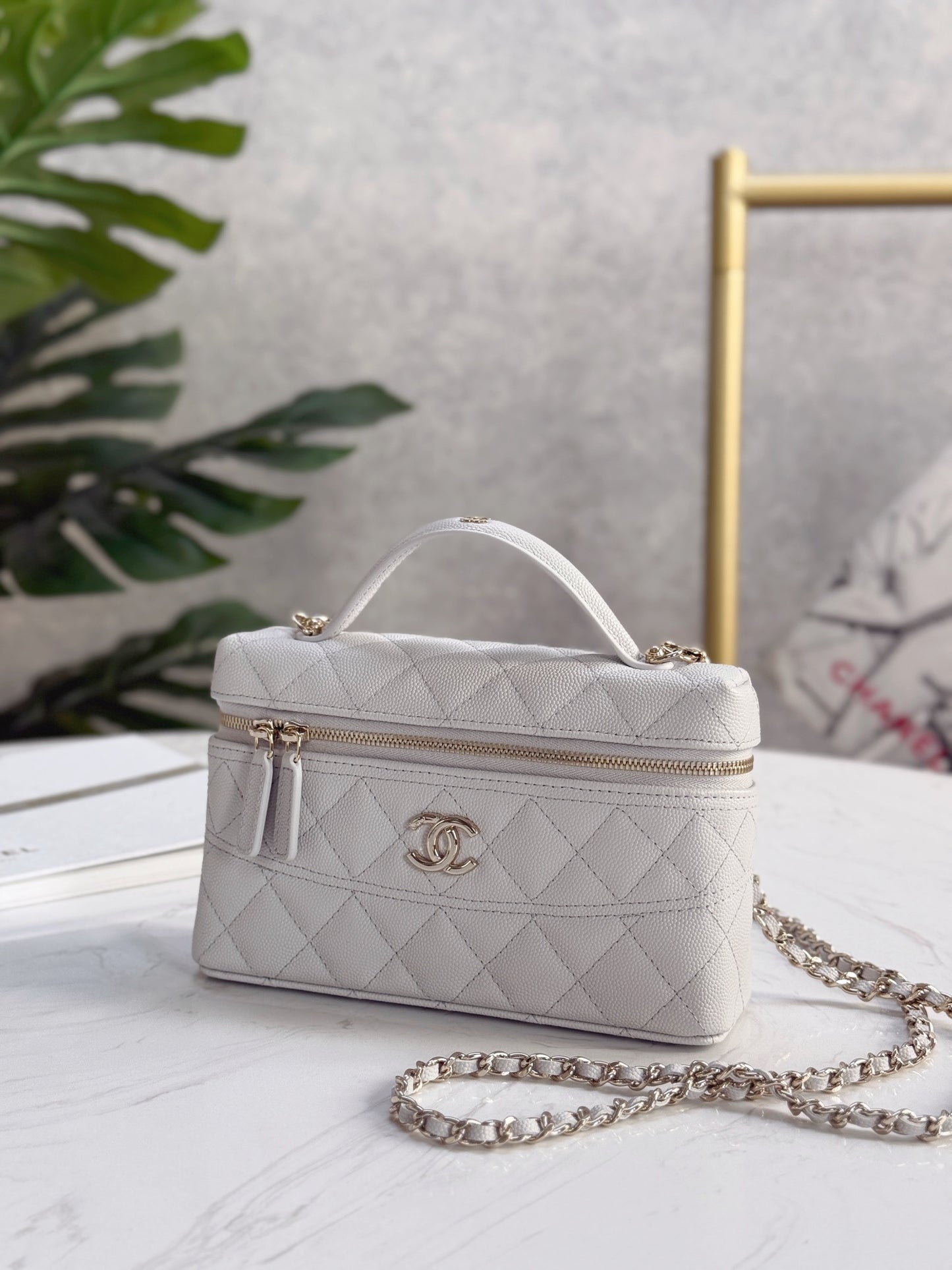 Chanel25C hand chain cosmetic bag