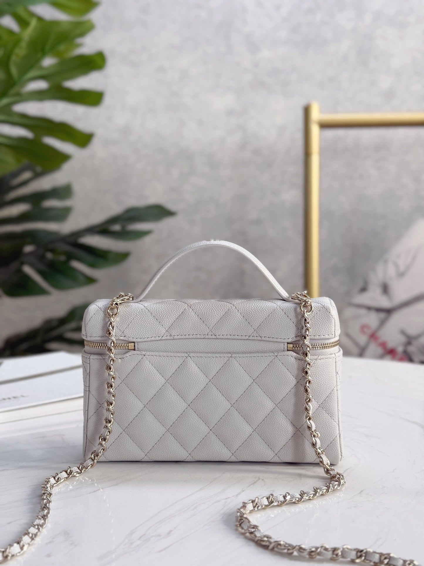 Chanel25C hand chain cosmetic bag
