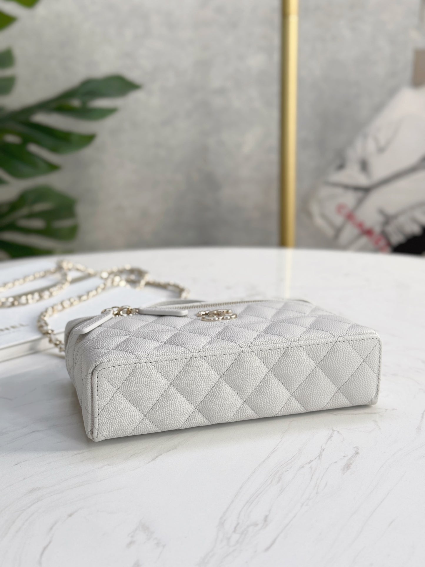 Chanel25C hand chain cosmetic bag
