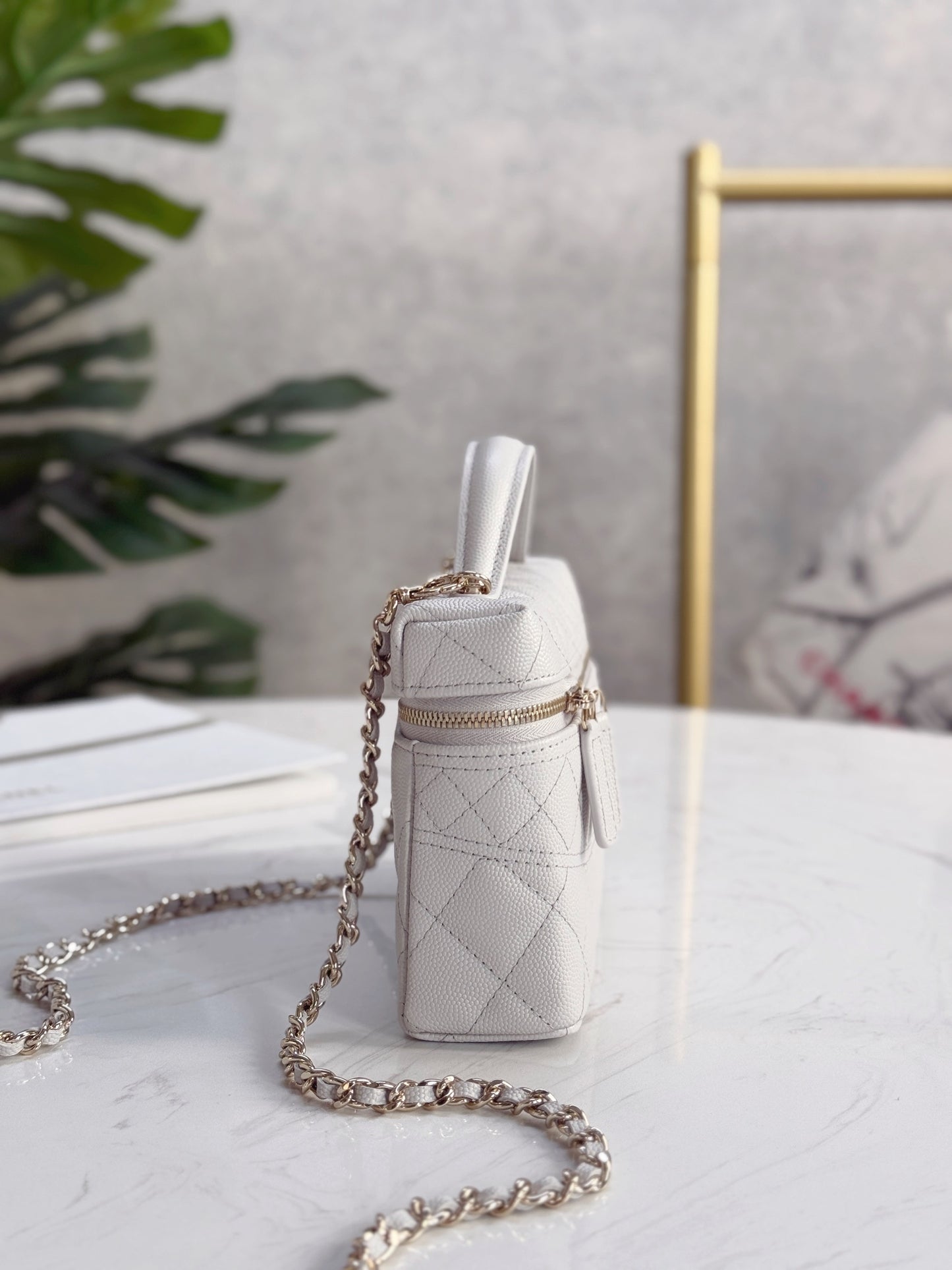 Chanel25C hand chain cosmetic bag