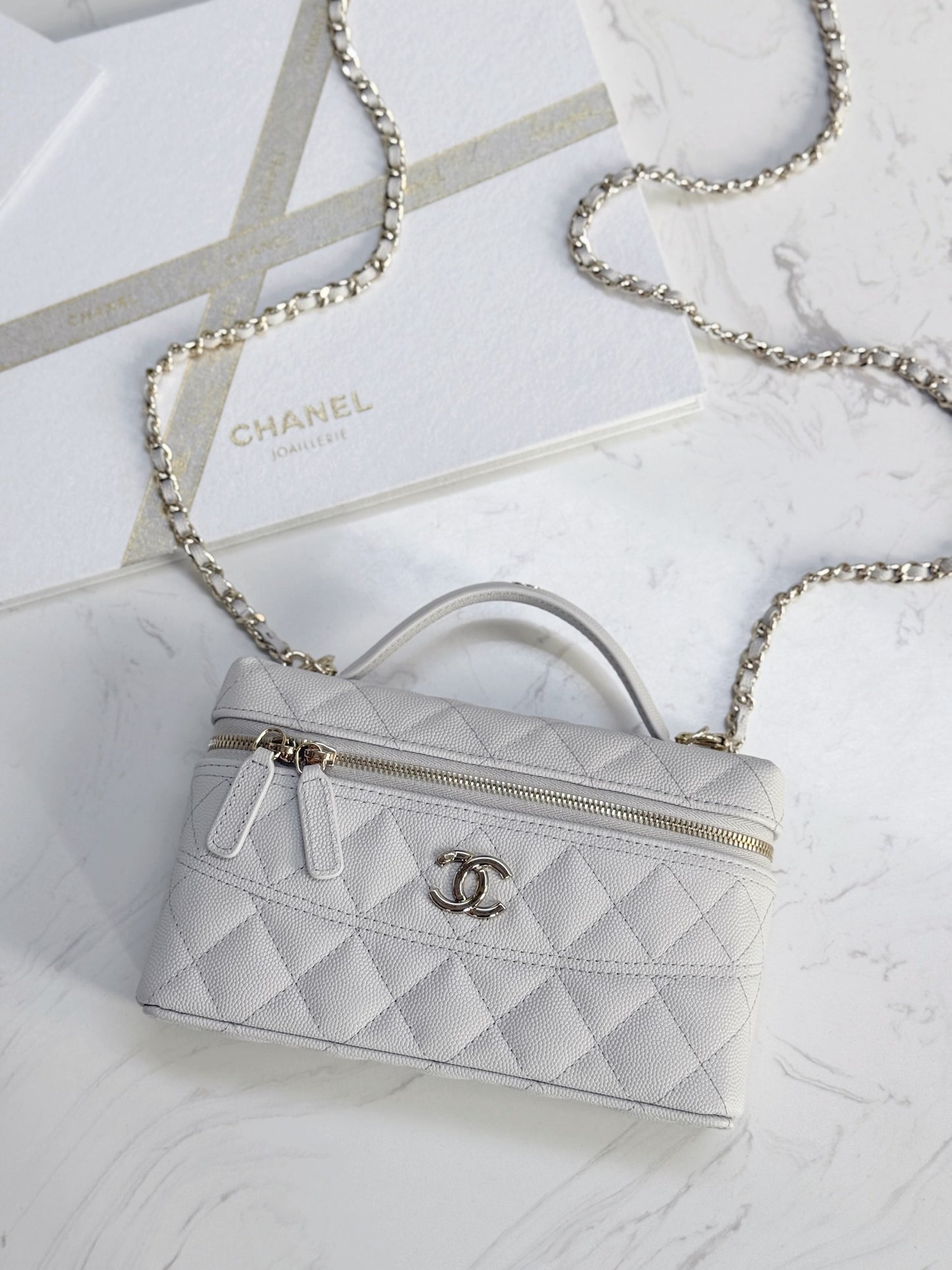 Chanel25C hand chain cosmetic bag