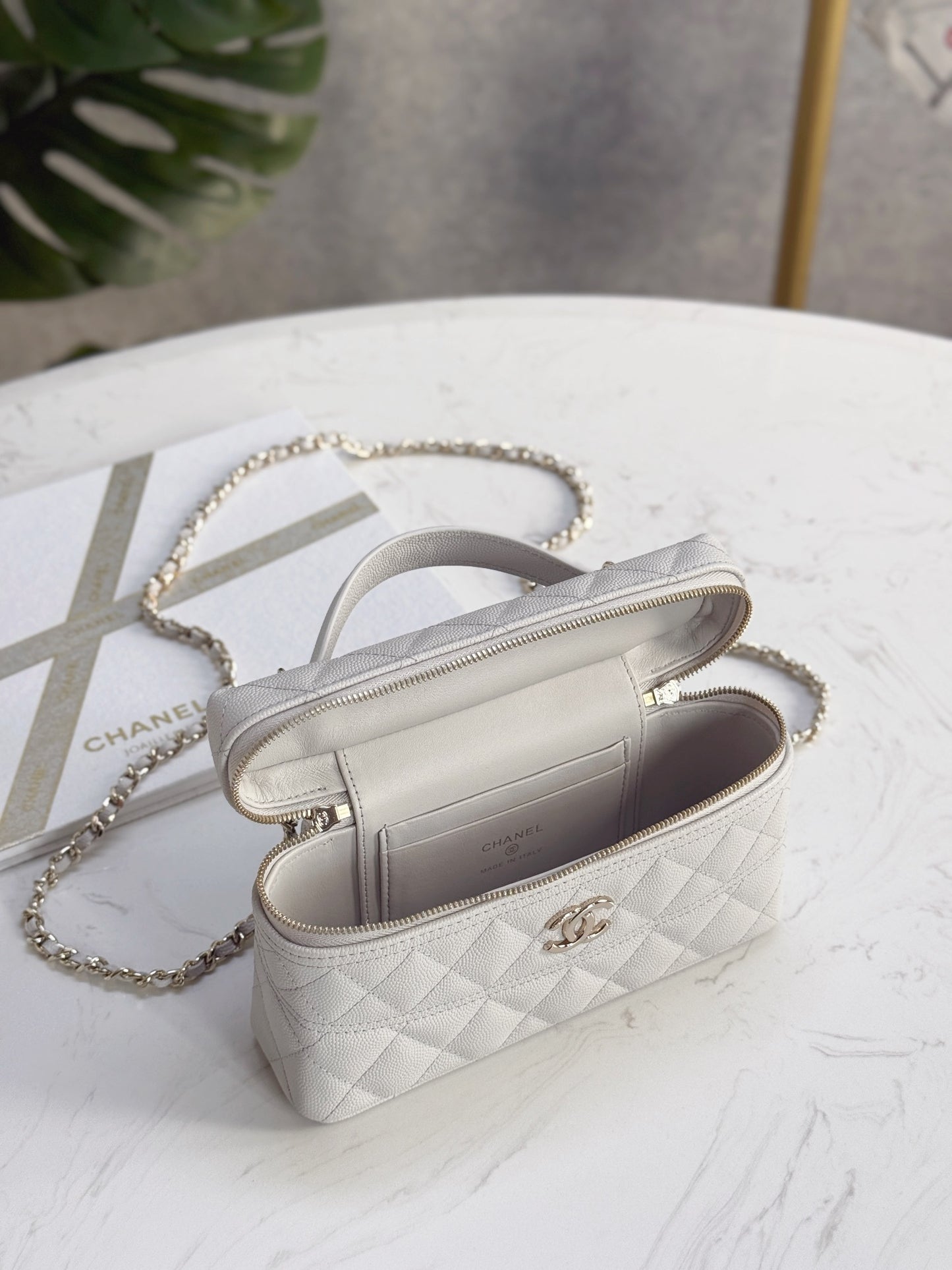 Chanel25C hand chain cosmetic bag