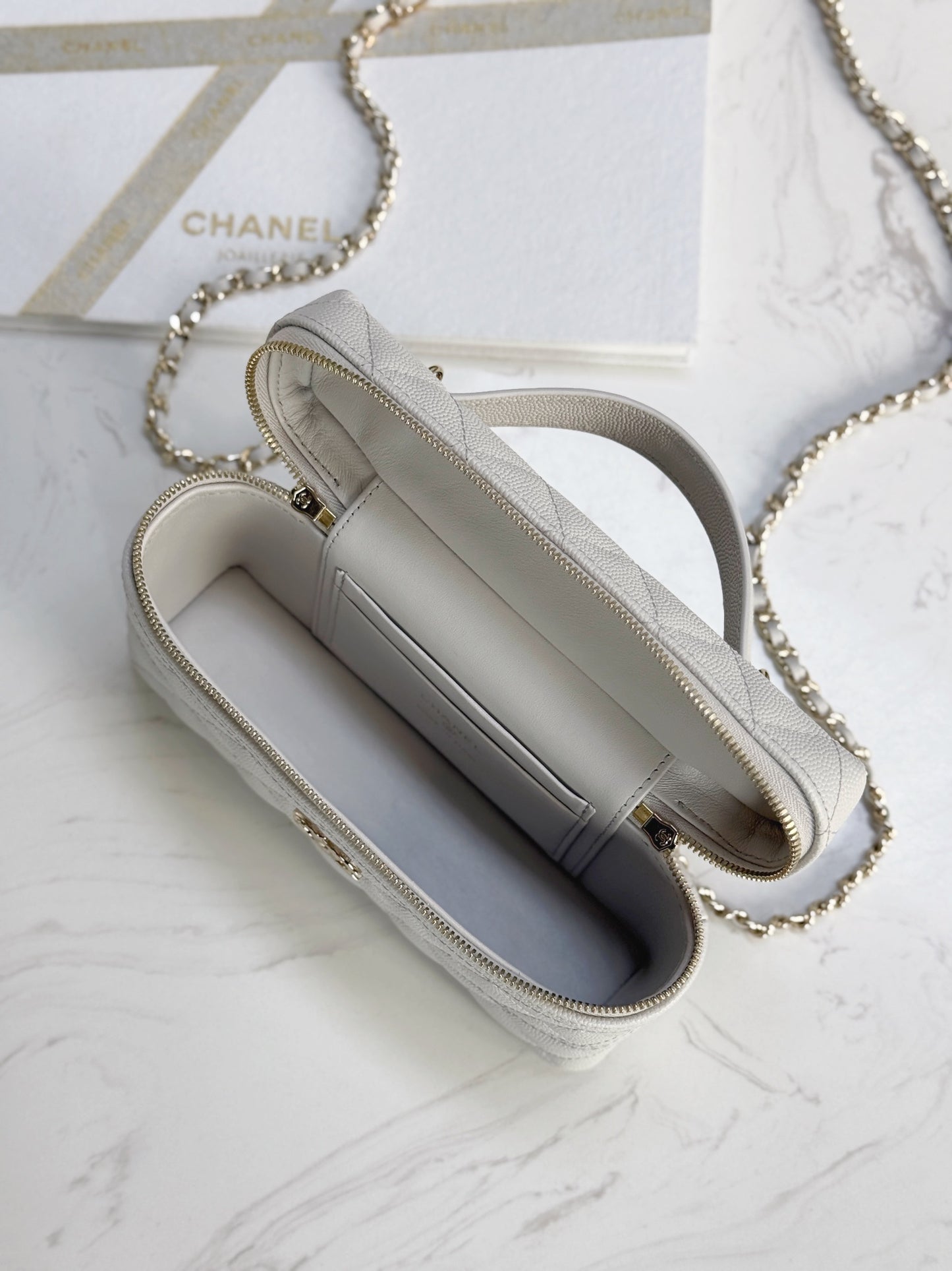 Chanel25C hand chain cosmetic bag