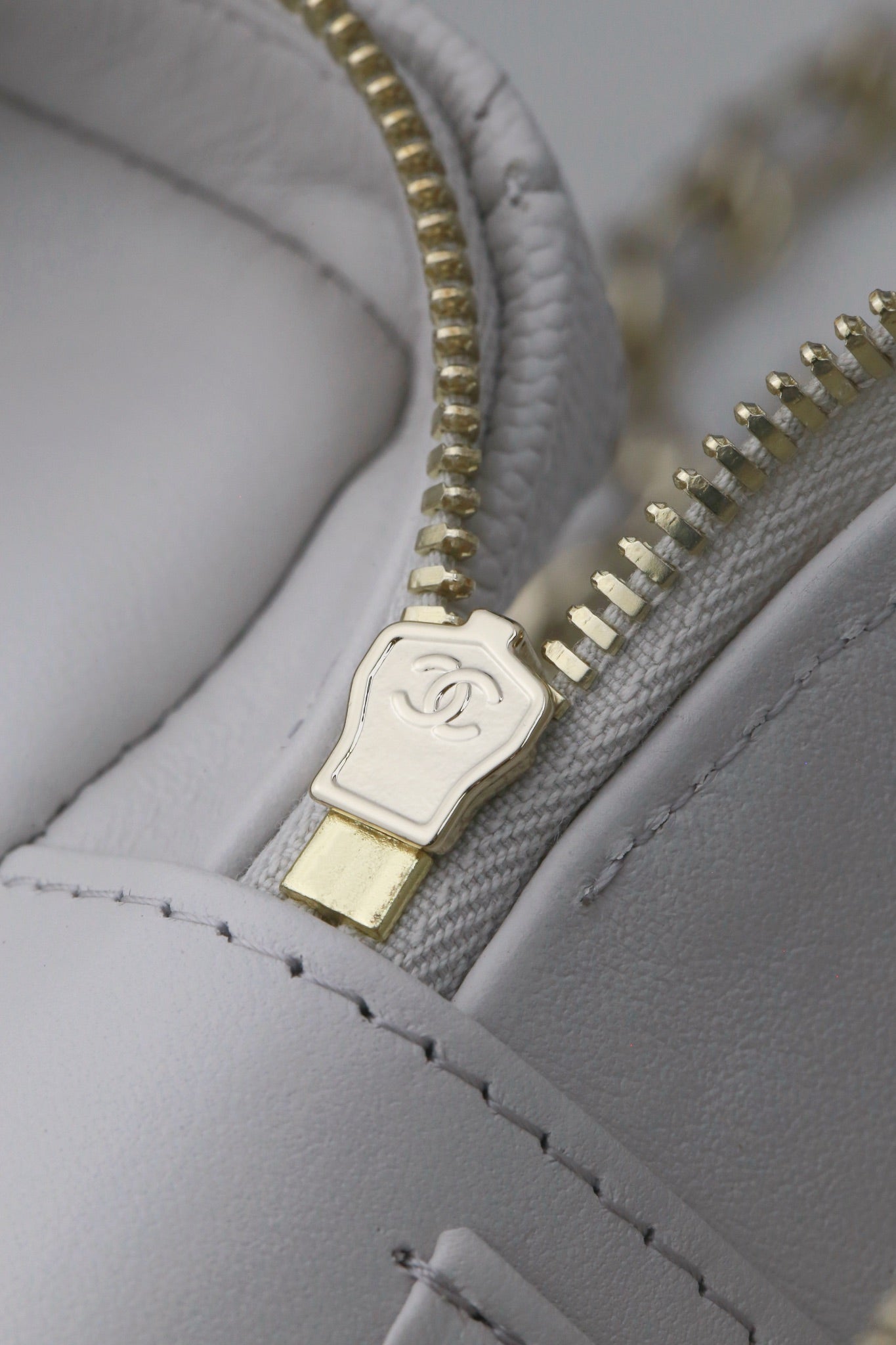 Chanel25C hand chain cosmetic bag