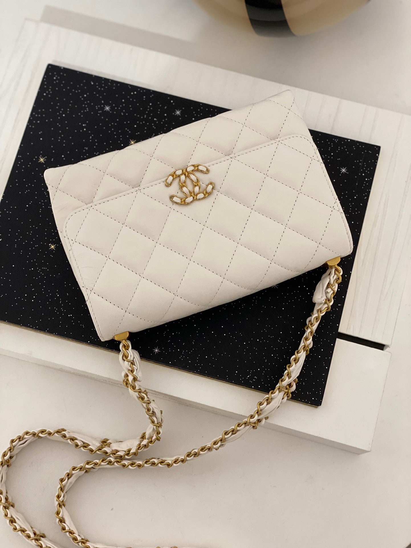 CHANEL23K pleated wide chain accordion bag