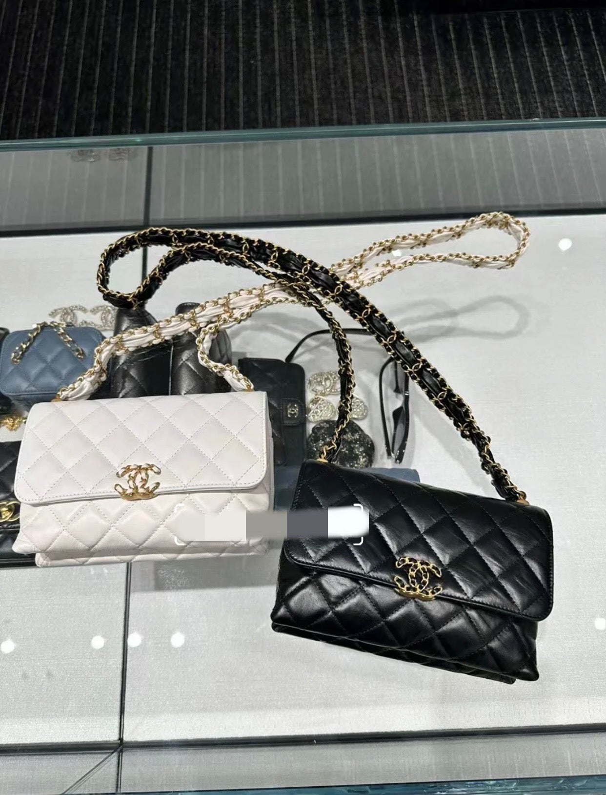 CHANEL23K pleated wide chain accordion bag