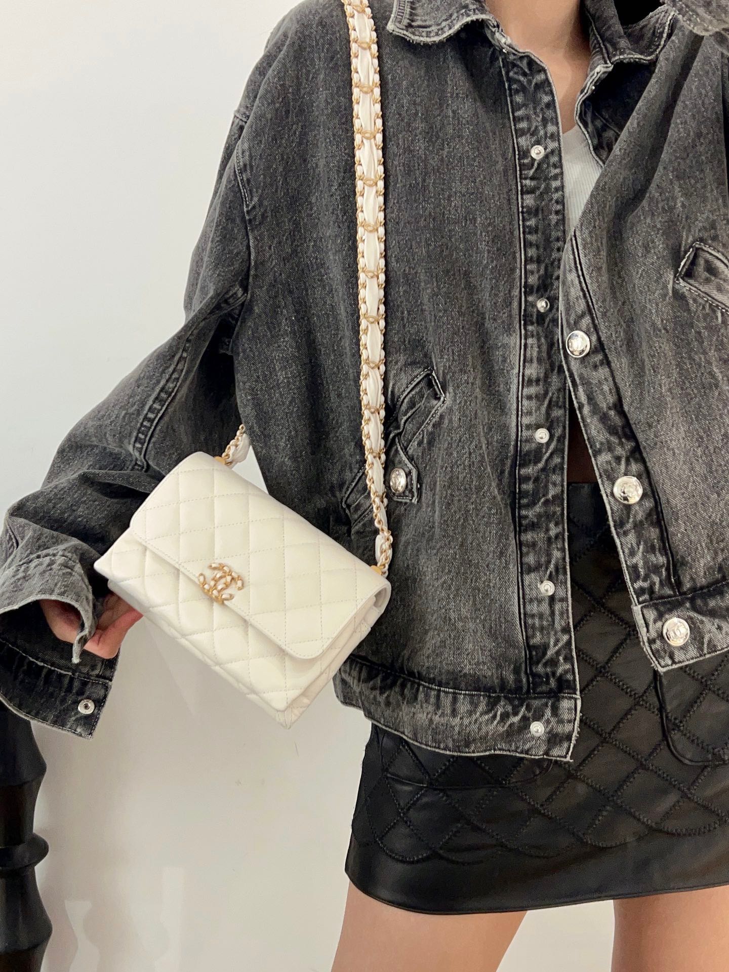 CHANEL23K pleated wide chain accordion bag