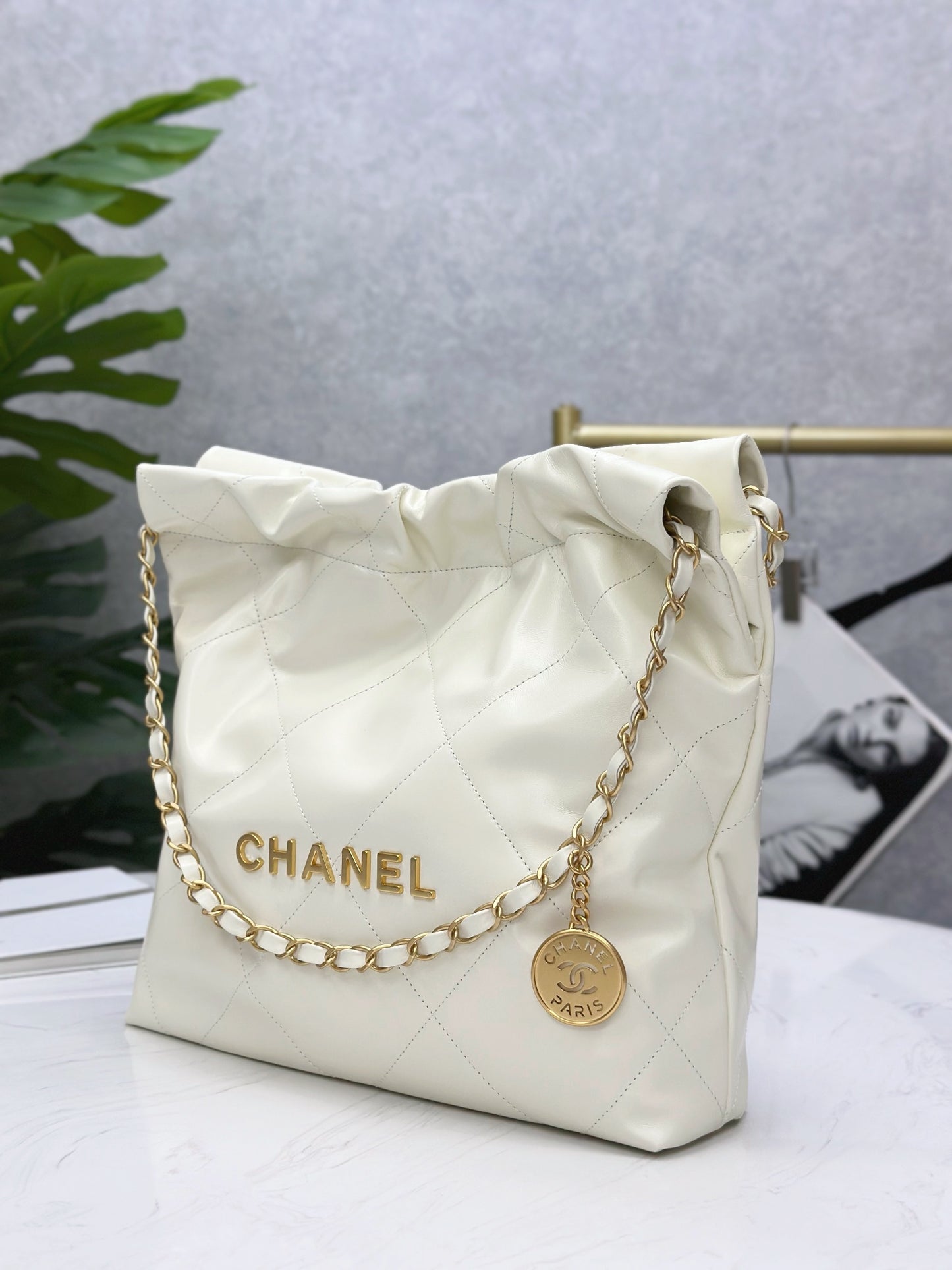 Chanel Classic 22 quilted leather and chain shoulder strap shopping bag