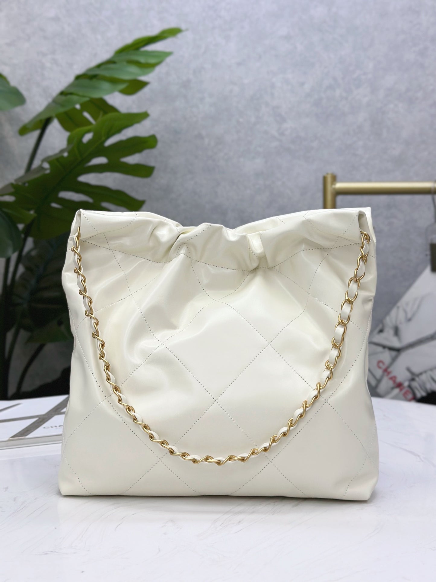 Chanel Classic 22 quilted leather and chain shoulder strap shopping bag