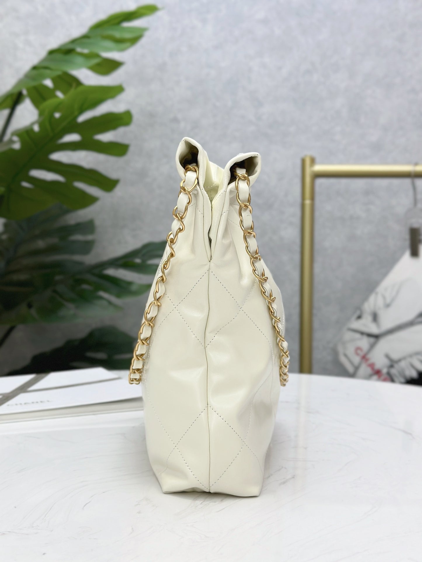 Chanel Classic 22 quilted leather and chain shoulder strap shopping bag