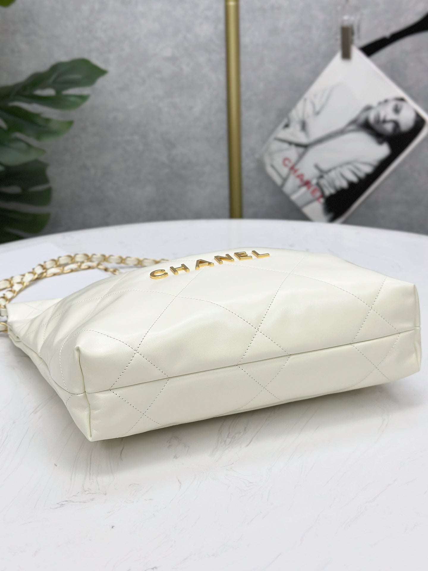 Chanel Classic 22 quilted leather and chain shoulder strap shopping bag