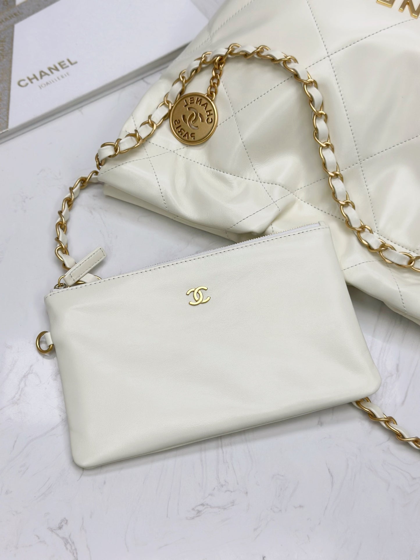 Chanel Classic 22 quilted leather and chain shoulder strap shopping bag