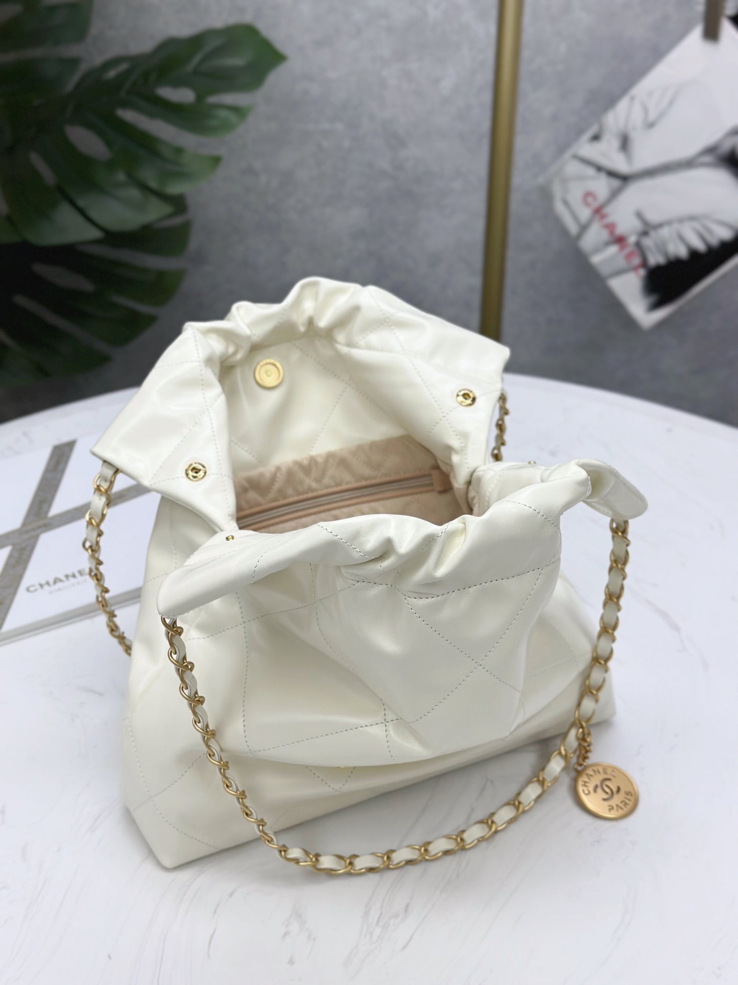 Chanel Classic 22 quilted leather and chain shoulder strap shopping bag