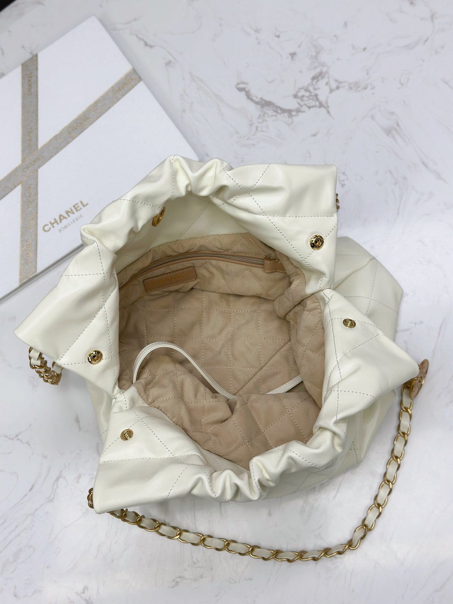 Chanel Classic 22 quilted leather and chain shoulder strap shopping bag