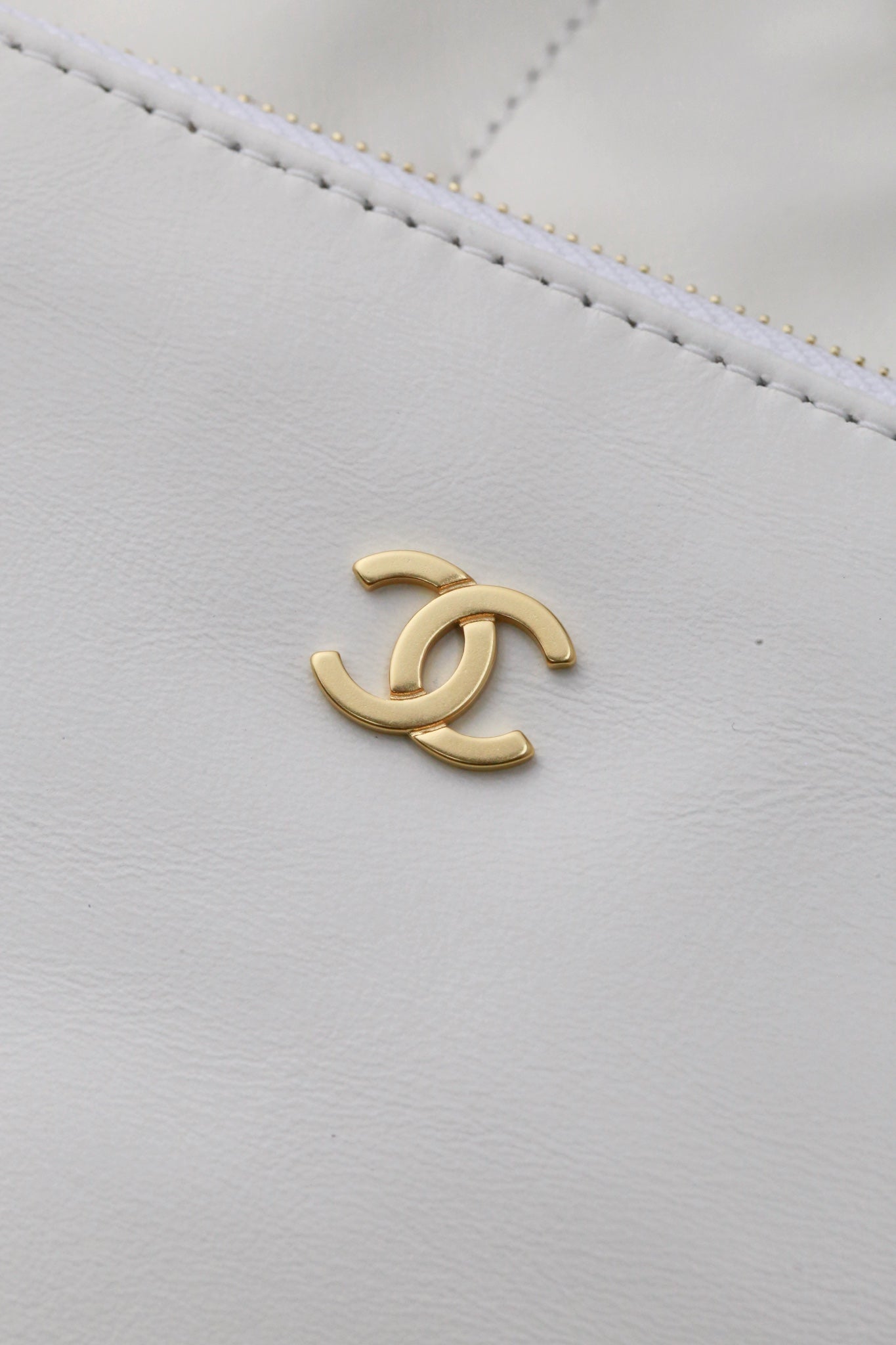 Chanel Classic 22 quilted leather and chain shoulder strap shopping bag