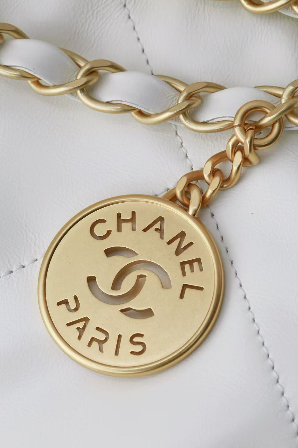 Chanel Classic 22 quilted leather and chain shoulder strap shopping bag