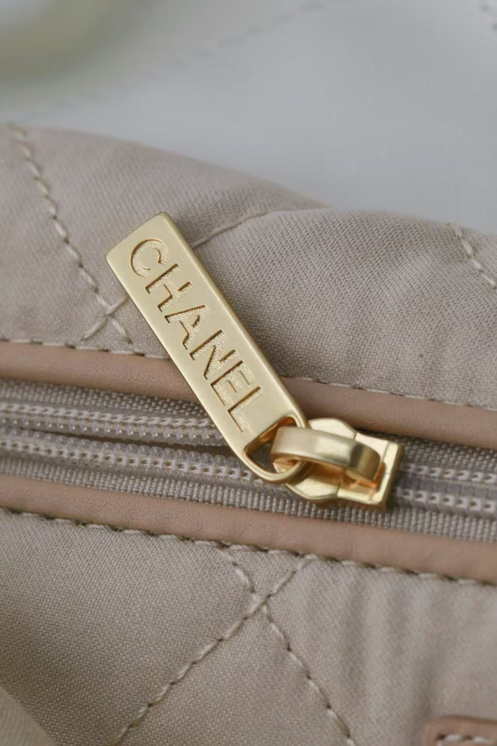 Chanel Classic 22 quilted leather and chain shoulder strap shopping bag