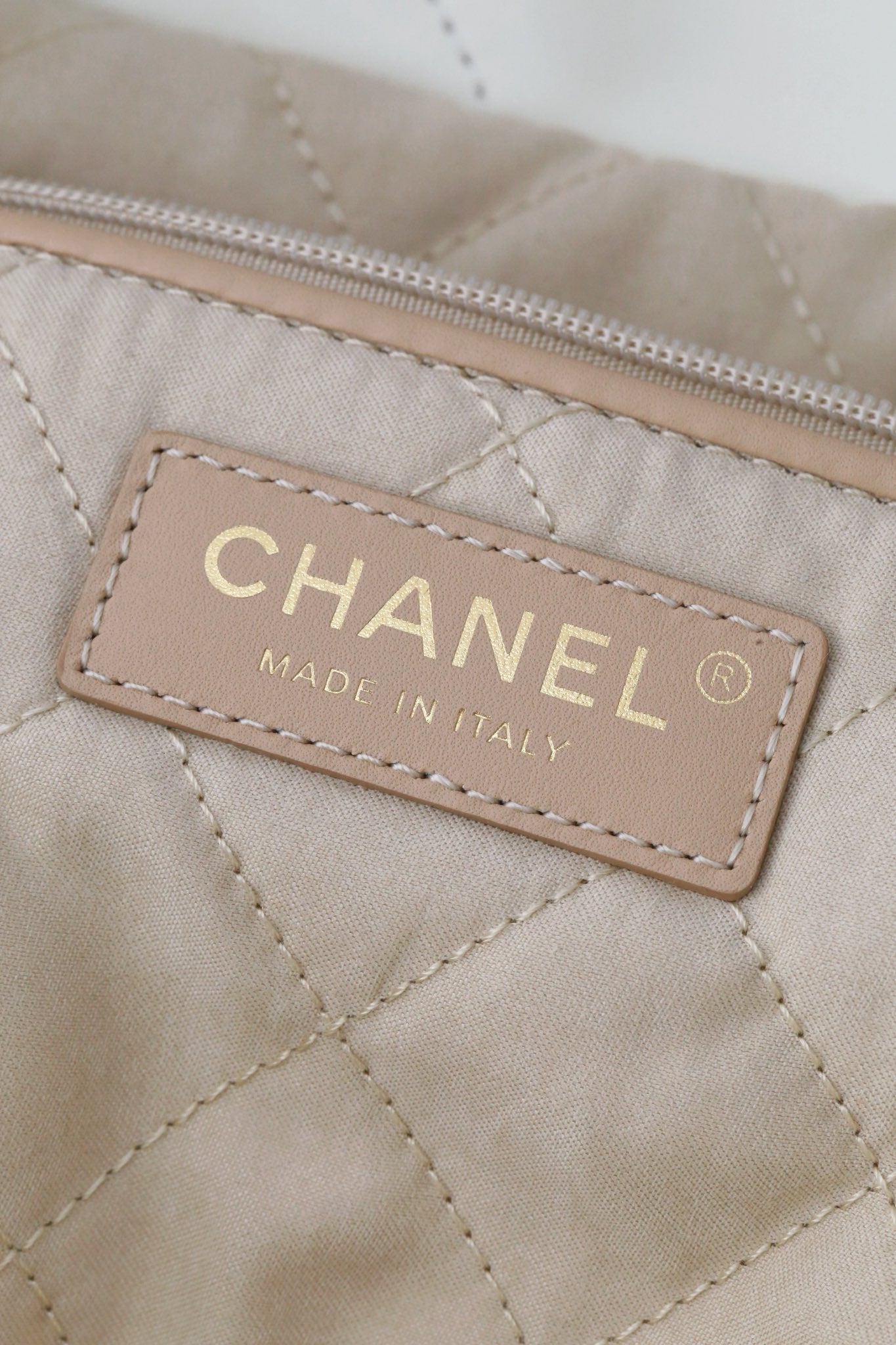 Chanel Classic 22 quilted leather and chain shoulder strap shopping bag