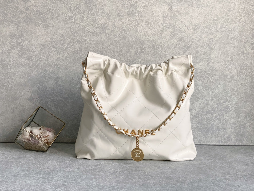 Chanel Classic 22 quilted leather and chain shoulder strap shopping bag