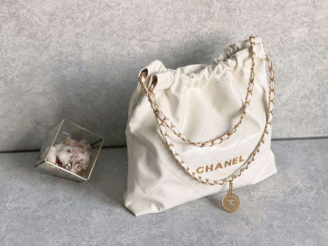 Chanel Classic 22 quilted leather and chain shoulder strap shopping bag