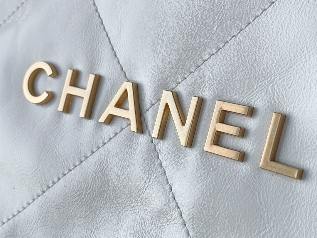 Chanel Classic 22 quilted leather and chain shoulder strap shopping bag