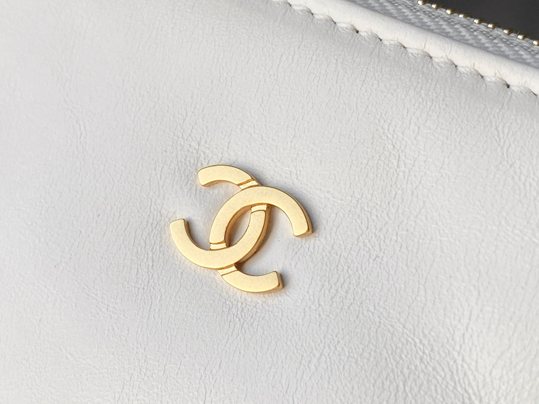 Chanel Classic 22 quilted leather and chain shoulder strap shopping bag