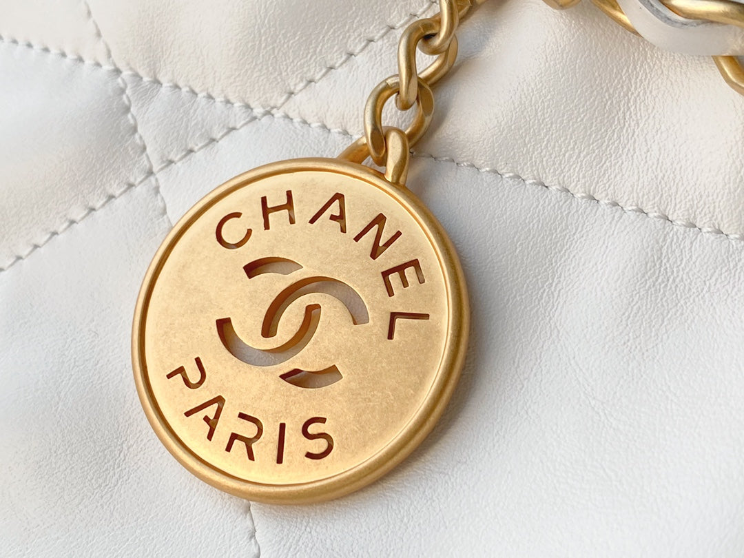 Chanel Classic 22 quilted leather and chain shoulder strap shopping bag