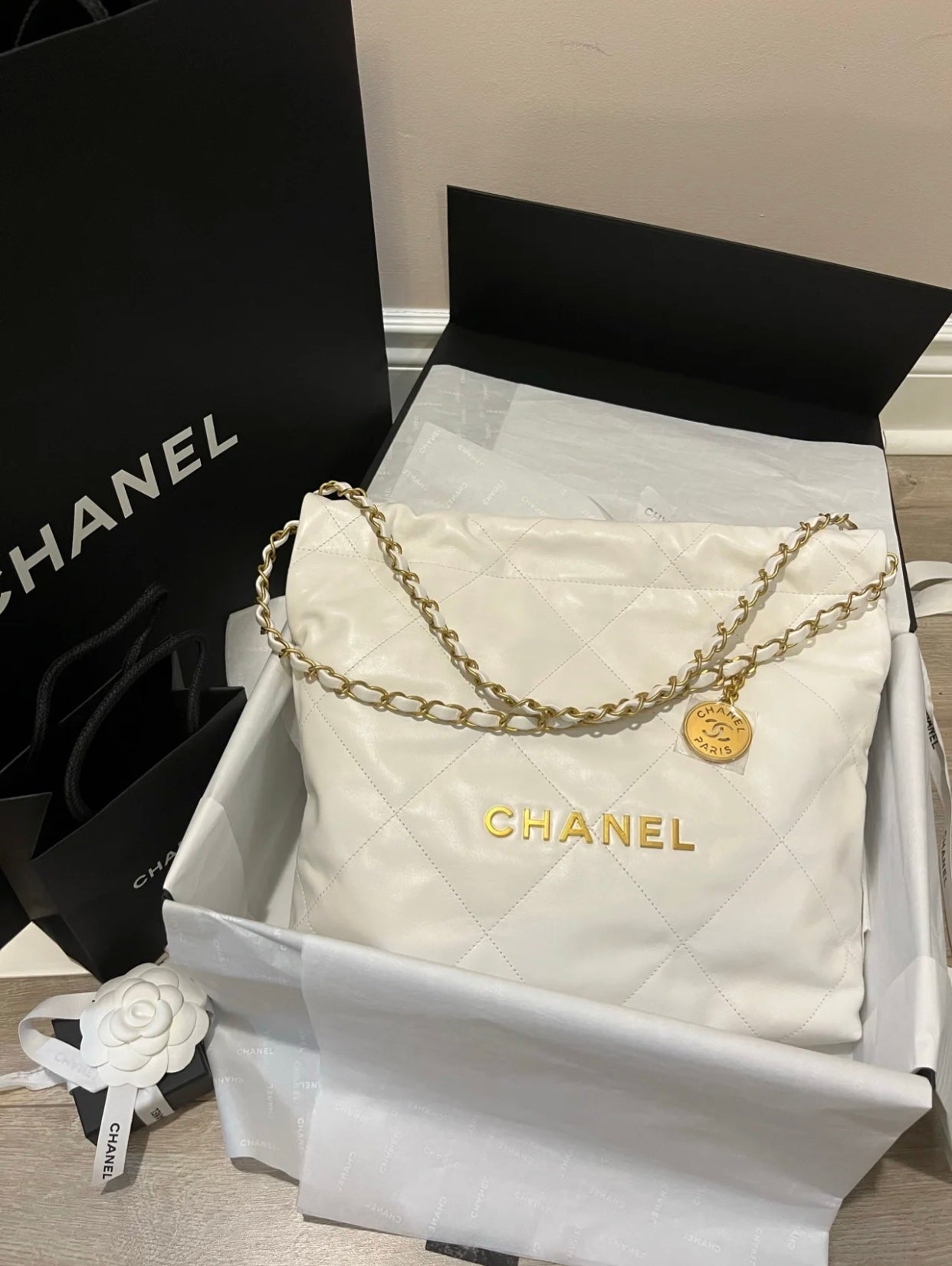 Chanel Classic 22 quilted leather and chain shoulder strap shopping bag
