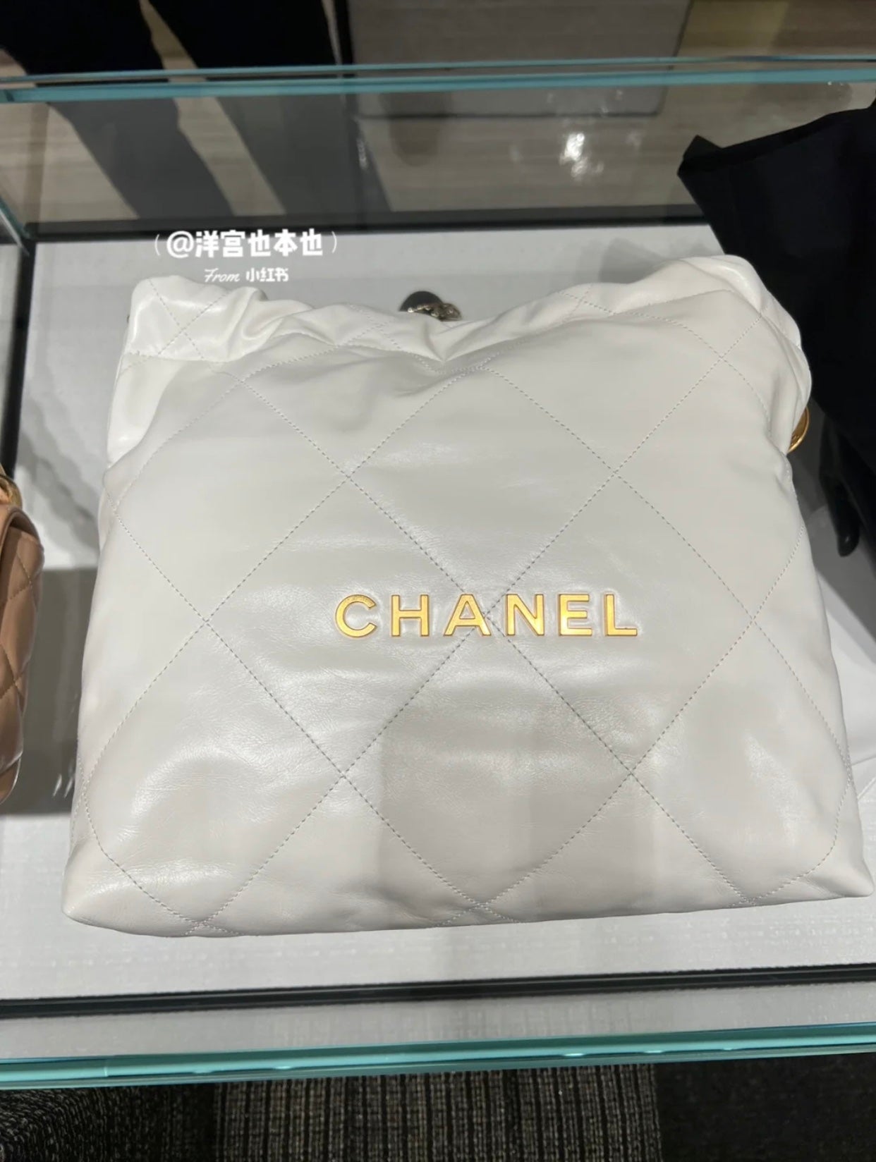 Chanel Classic 22 quilted leather and chain shoulder strap shopping bag