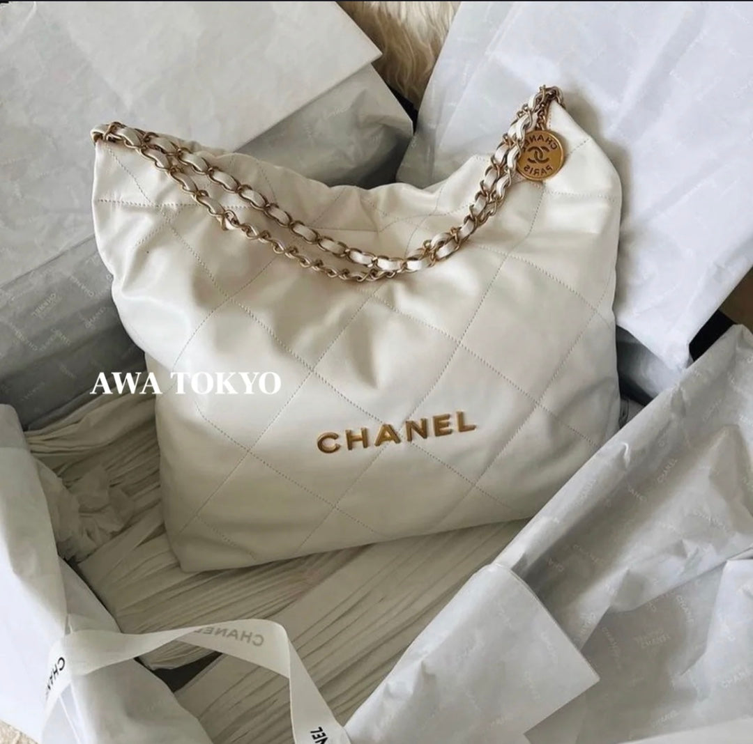 Chanel Classic 22 quilted leather and chain shoulder strap shopping bag