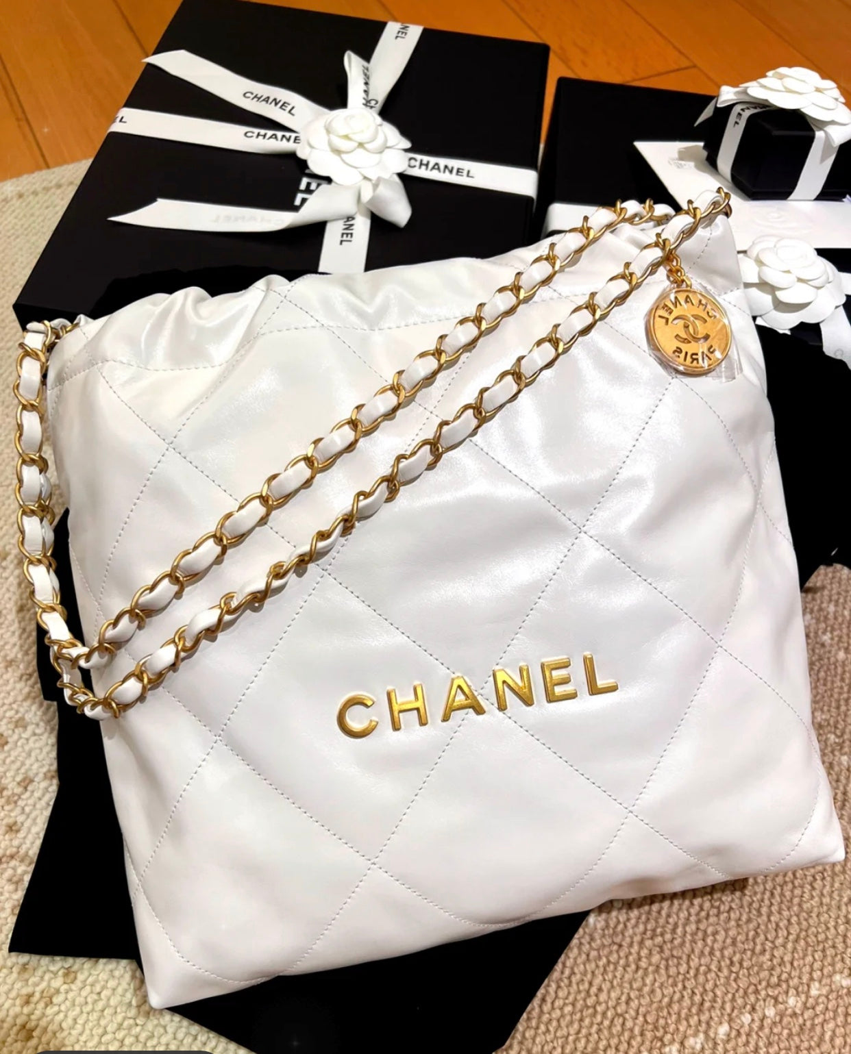 Chanel Classic 22 quilted leather and chain shoulder strap shopping bag