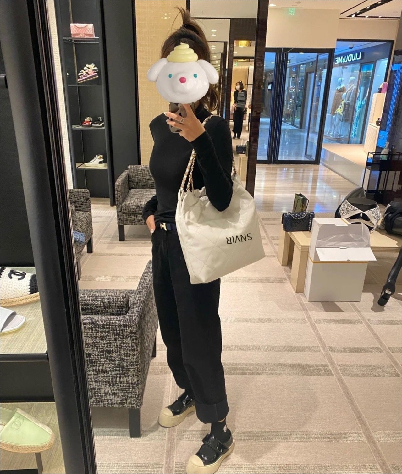 Chanel Classic 22 quilted leather and chain shoulder strap shopping bag