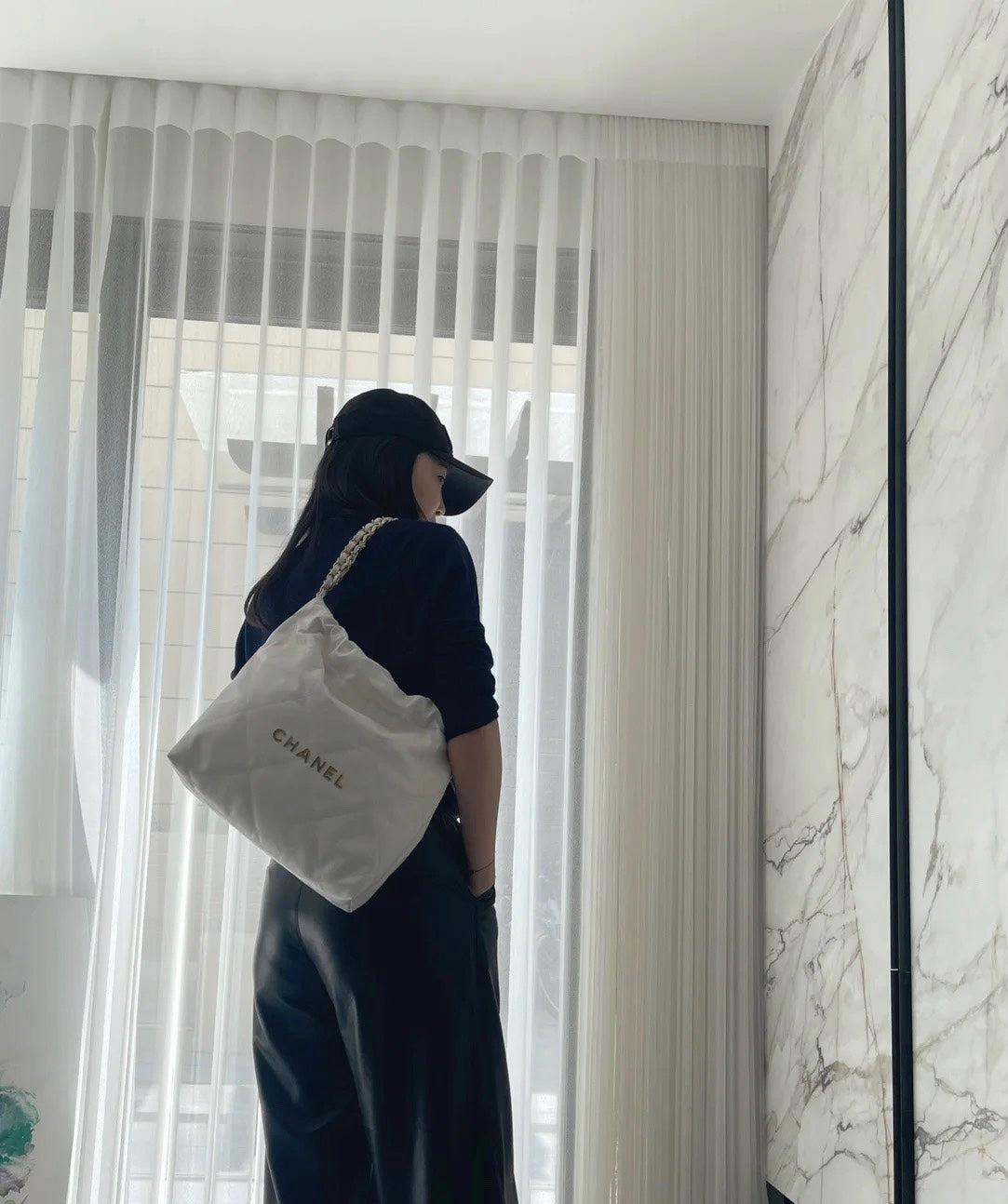 Chanel Classic 22 quilted leather and chain shoulder strap shopping bag